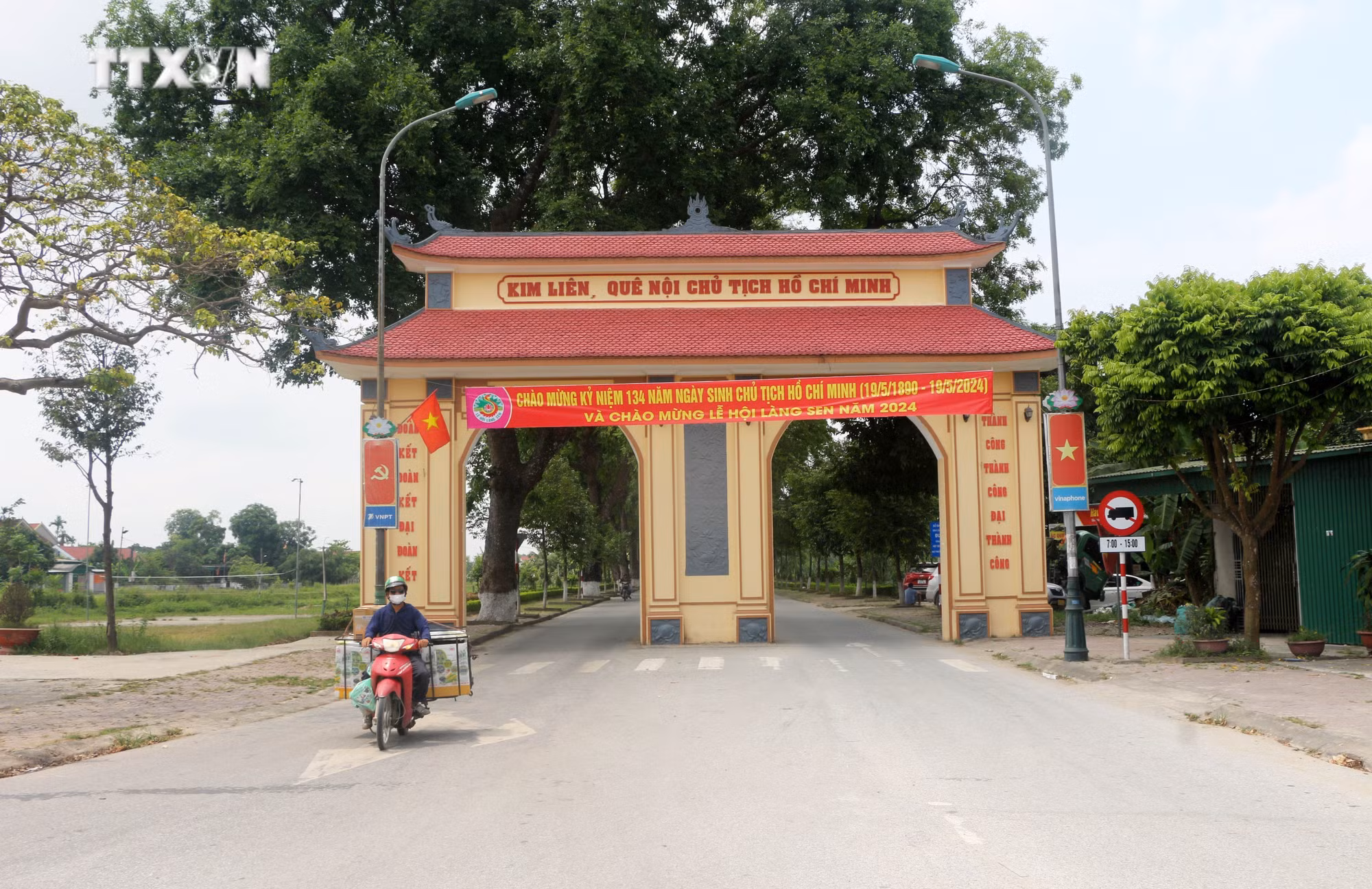 vna_potal_nam_dan_phan_dau_ve_dich_nong_thon_moi_kieu_mau_vao_nam_2025_7381466.jpg