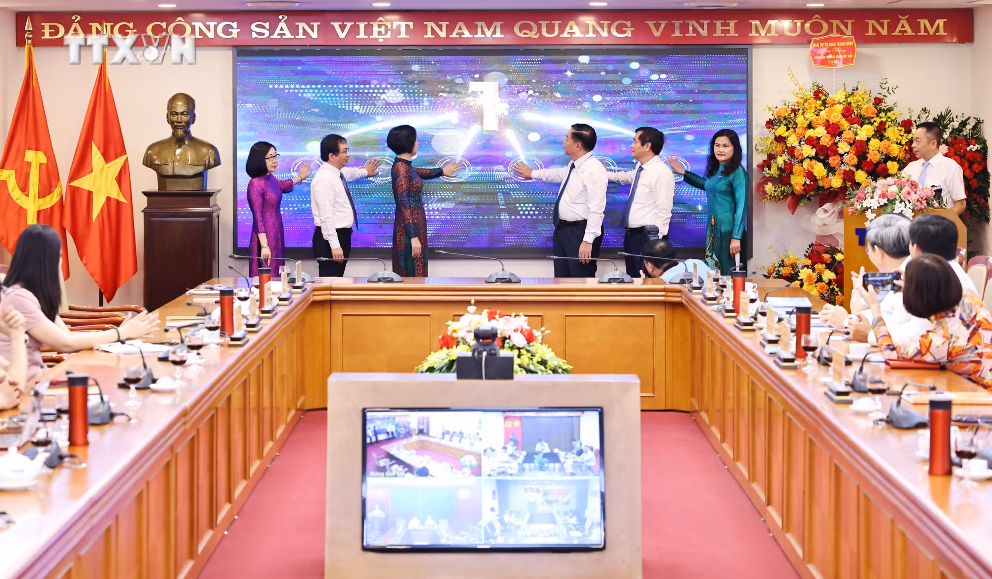 vna_potal_truong_ban_tuyen_giao_trung_uong_tham_chuc_mung_ttxvn_nhan_ngay_bao_chi_cach_mang_viet_nam_7434225 (1).jpg