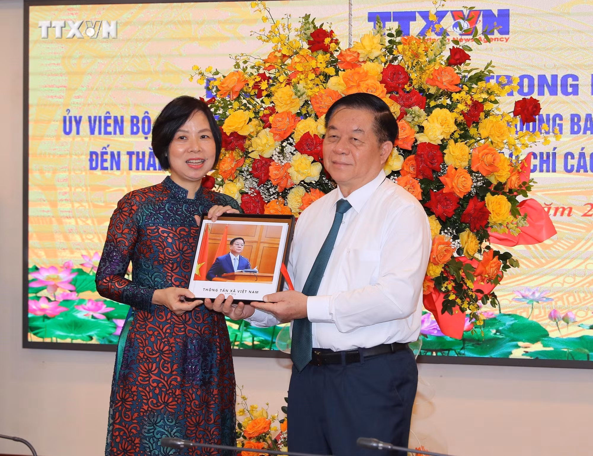 vna_potal_truong_ban_tuyen_giao_trung_uong_tham_chuc_mung_ttxvn_nhan_ngay_bao_chi_cach_mang_viet_nam_7434272.jpg