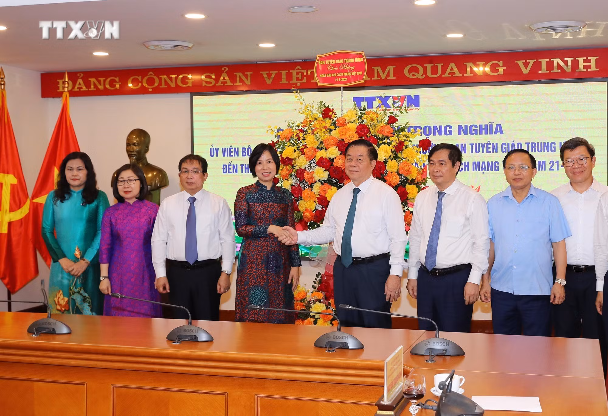 vna_potal_truong_ban_tuyen_giao_trung_uong_tham_chuc_mung_ttxvn_nhan_ngay_bao_chi_cach_mang_viet_nam_7434256.jpg