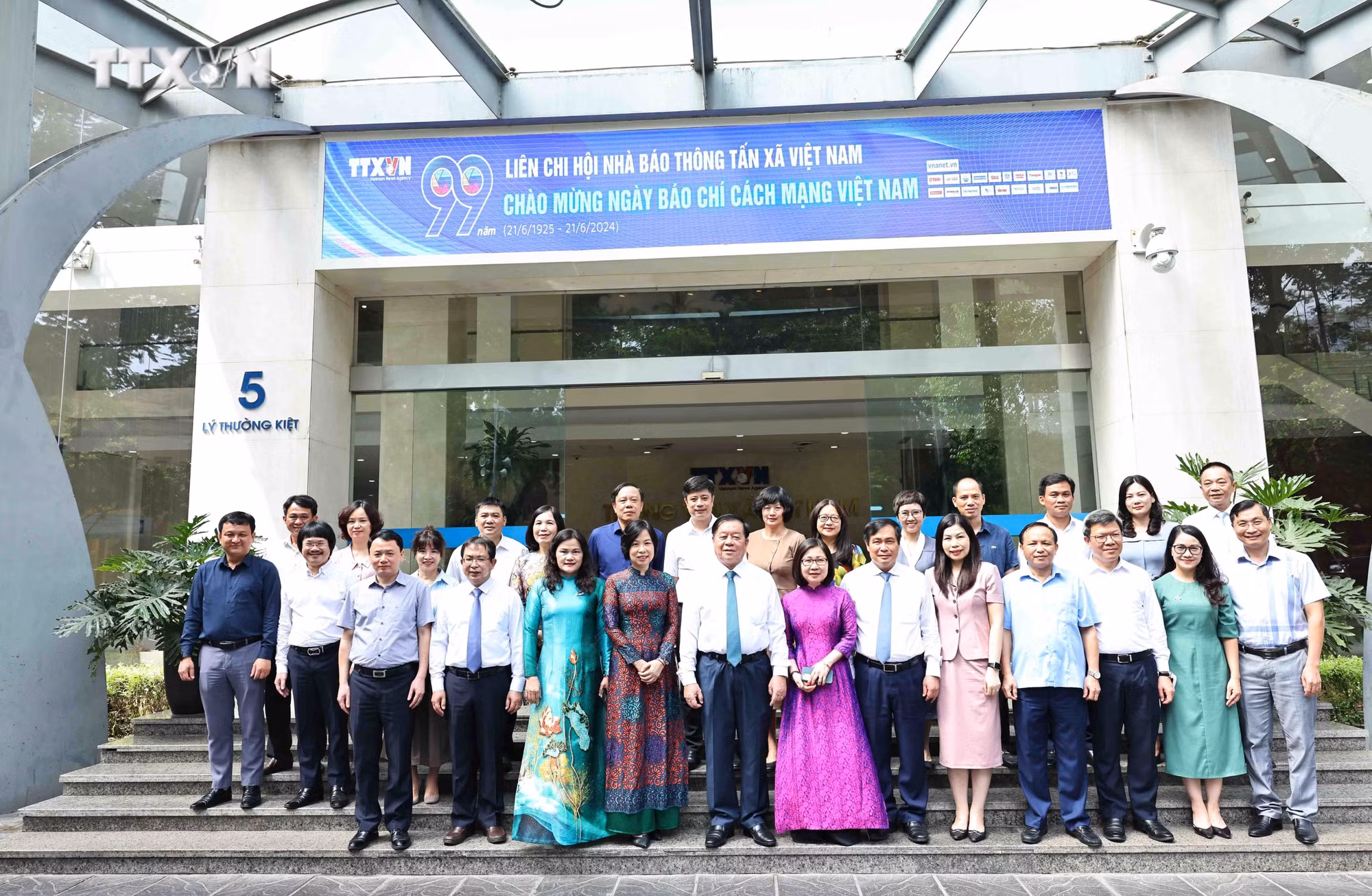 vna_potal_truong_ban_tuyen_giao_trung_uong_tham_chuc_mung_ttxvn_nhan_ngay_bao_chi_cach_mang_viet_nam__7434232.jpg