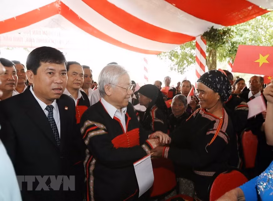 Tổng Bí thư, Chủ tịch nước Nguyễn Phú Trọng với đồng bào dân tộc các buôn, thôn xã Dur Kmăl, huyện Krông Ana. Ảnh: Trí Dũng/TTXVN