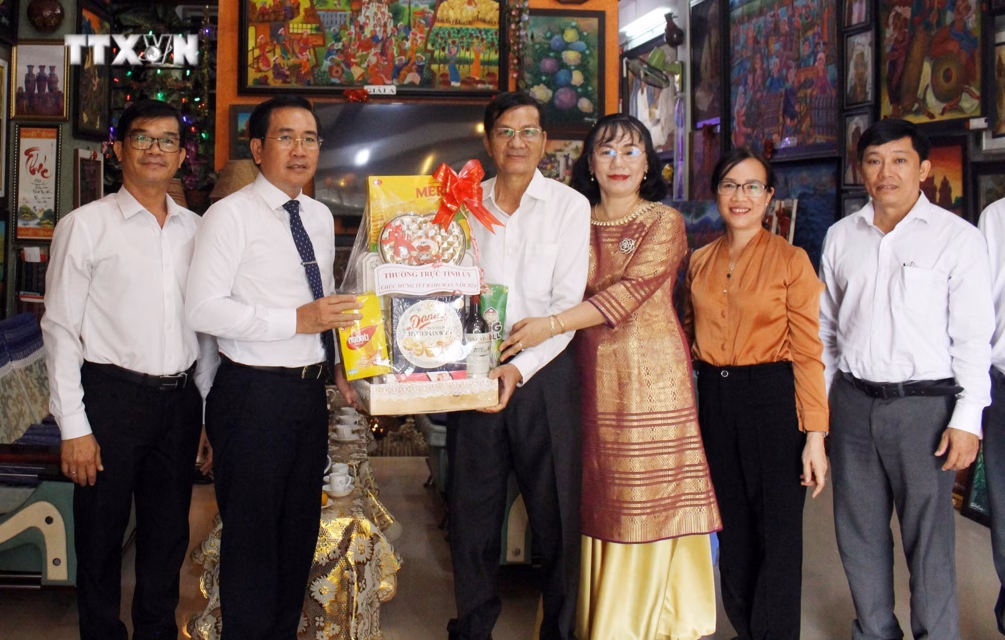 vna_potal_dong_bao_cham_theo_dao_hoi_giao_tai_ninh_thuan_phan_khoi_vui_don_tet_ramuvan_2024_7261604 (1).jpg