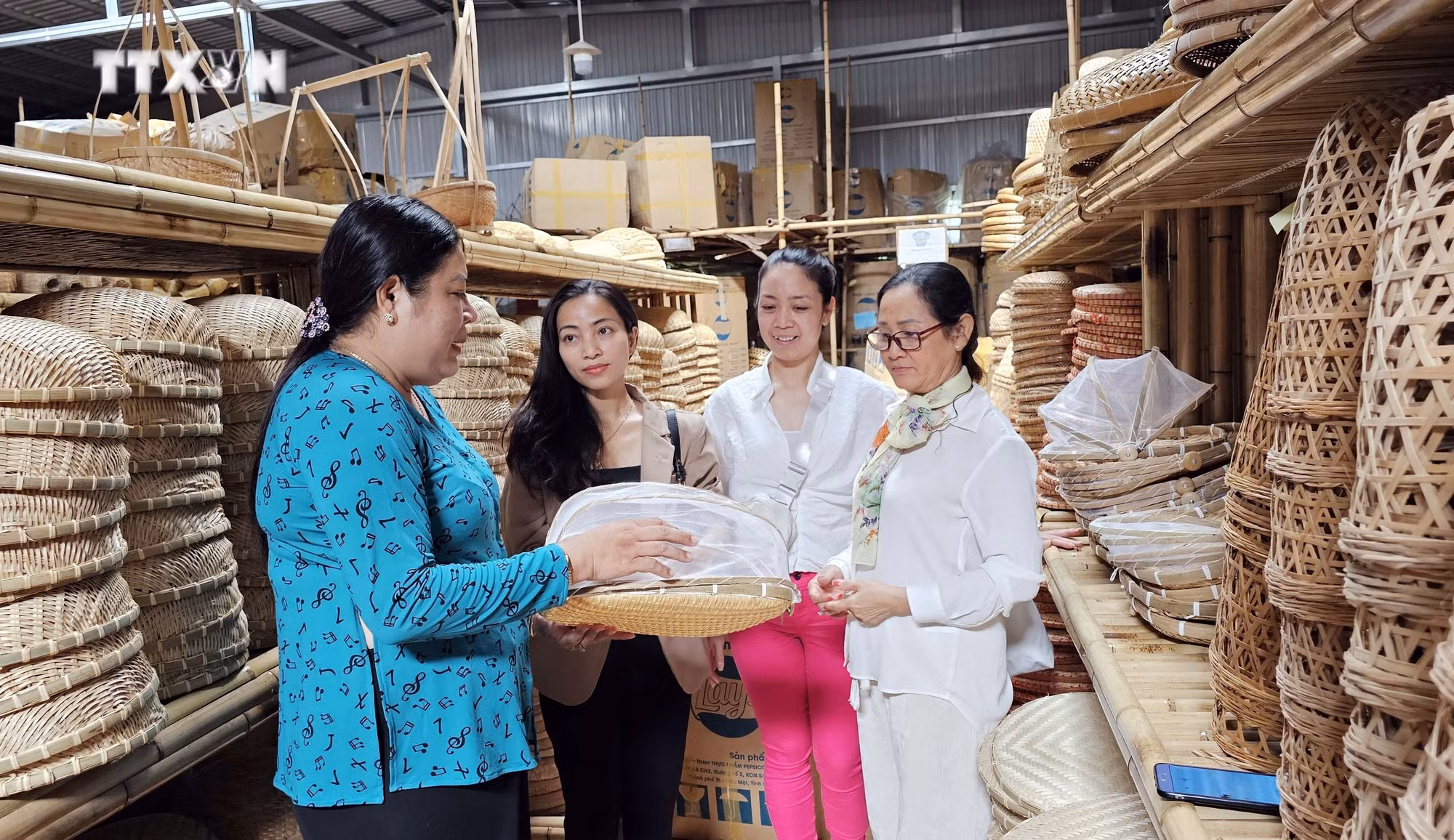 vna_potal_nguoi_phu_nu_“thoi_hon”_vao_san_pham_may_tre_dan_truyen_thong_7259927.jpg