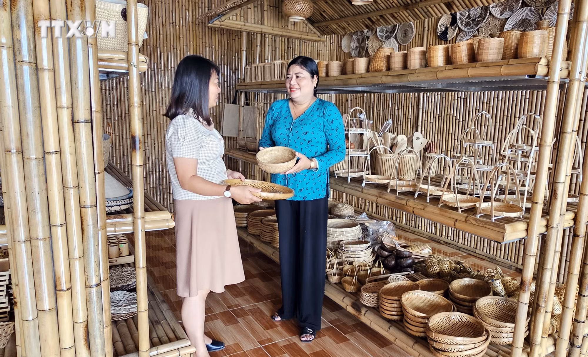 vna_potal_nguoi_phu_nu_“thoi_hon”_vao_san_pham_may_tre_dan_truyen_thong_7259957.jpg