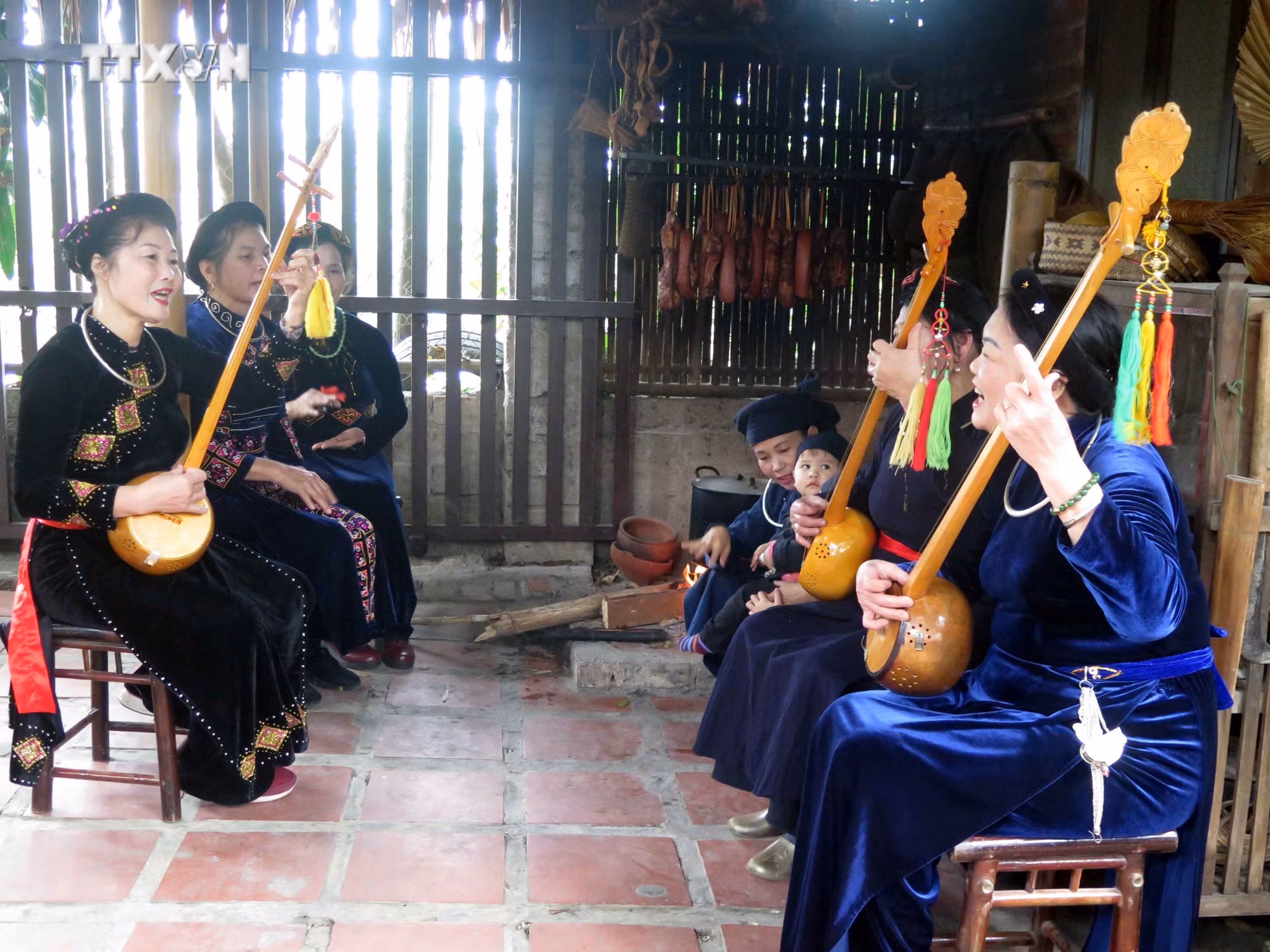 vna_potal_cau_lac_bo_hat_then_dan_tinh_thai_nguyen_luu_giu_ngon_lua_cho_lan_dieu_then________________________________6539867.jpg