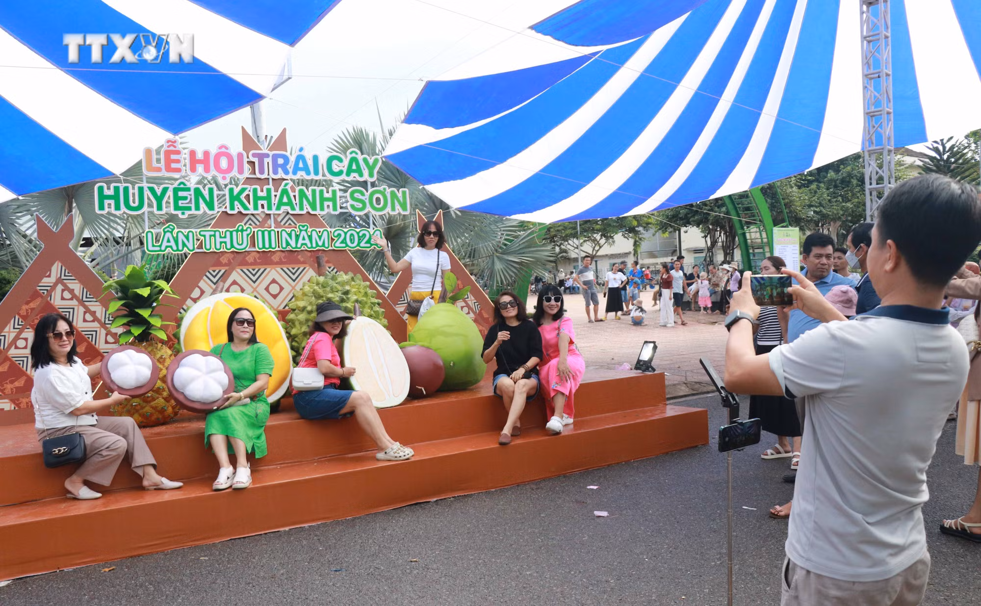 vna_potal_le_hoi_trai_cay_khanh_son_2024_tang_cuong_lien_ket_tieu_thu_nong_san_7531801.jpg