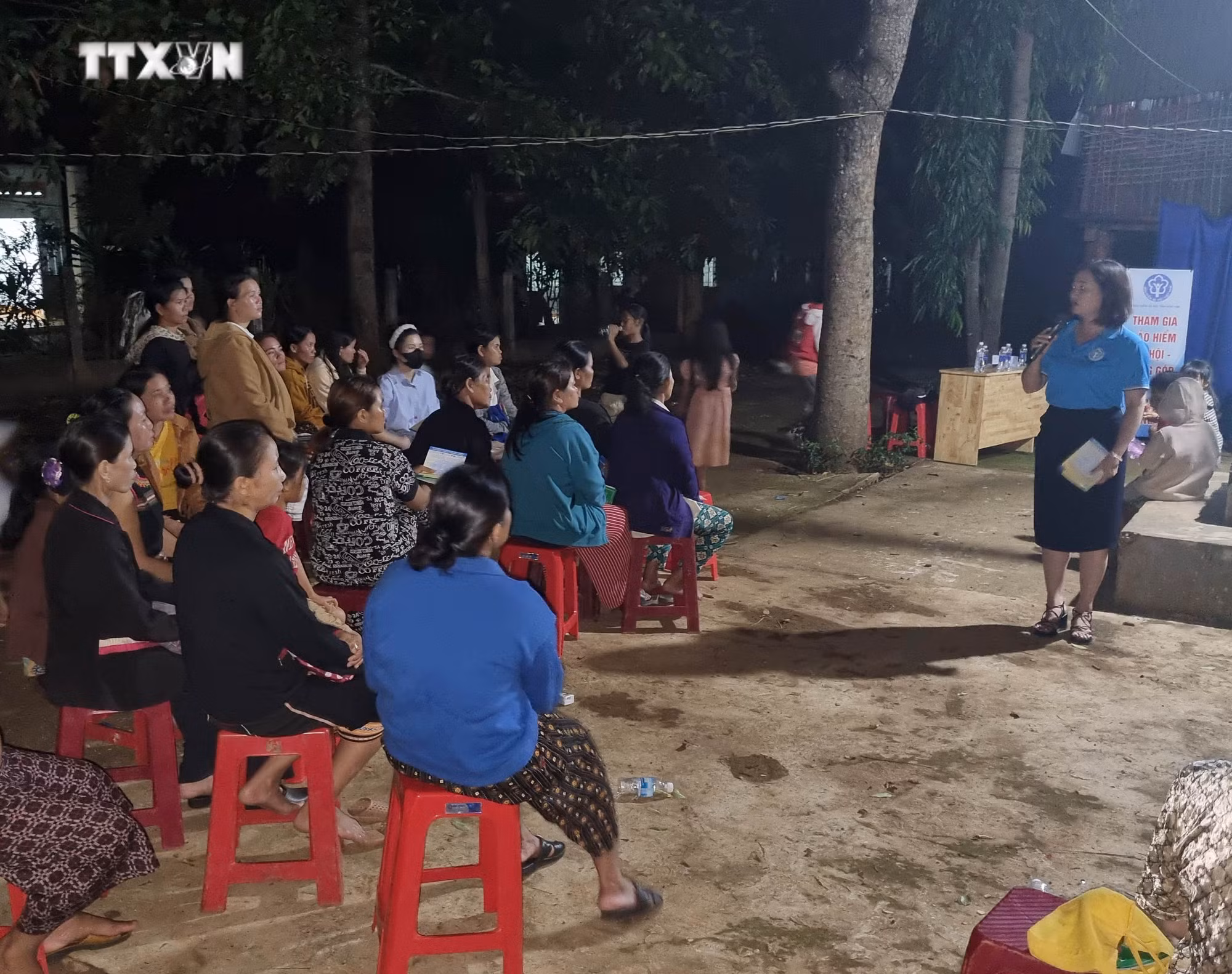 vna_potal_dau_an_tu_doi_ngu_tuyen_truyen_chinh_sach_bhxh_bhyt_o_kon_tum_7404088.jpg