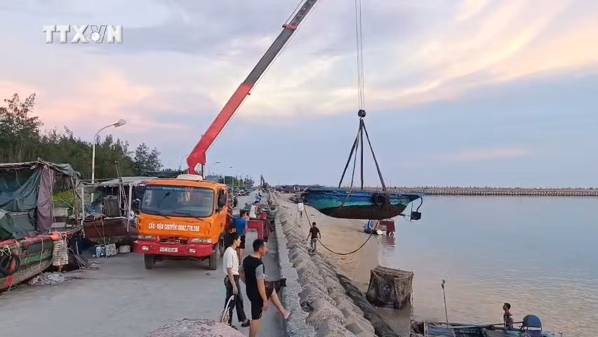 vna_potal_huyen_dao_tien_tieu_bach_long_vi_hai_phong_khan_truong_phong_chong_bao_so_3__7574251.jpg
