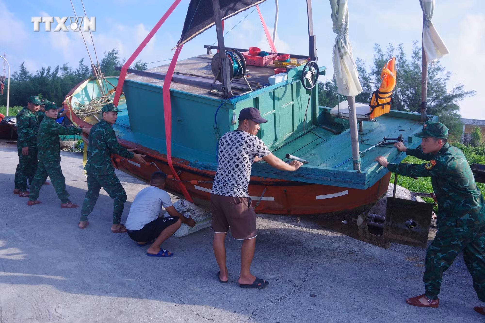 vna_potal_huyen_dao_tien_tieu_bach_long_vi_hai_phong_khan_truong_phong_chong_bao_so_3__7574252.jpg