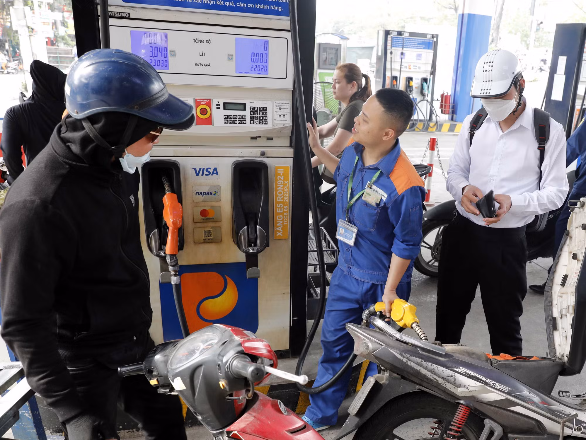 Mua bán xăng, dầu tại một điểm kinh doanh xăng, dầu Petrolimex. Ảnh: Trần Việt - TTXVN