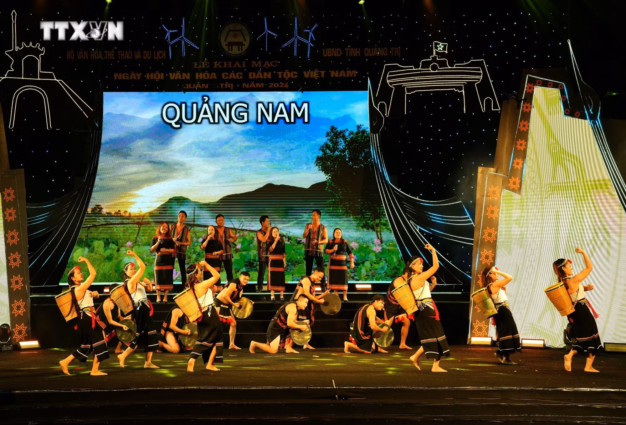 vna_potal_ruc_ro_sac_mau_ban_sac_van_hoa_cac_dan_toc_viet_nam_7757702.jpg