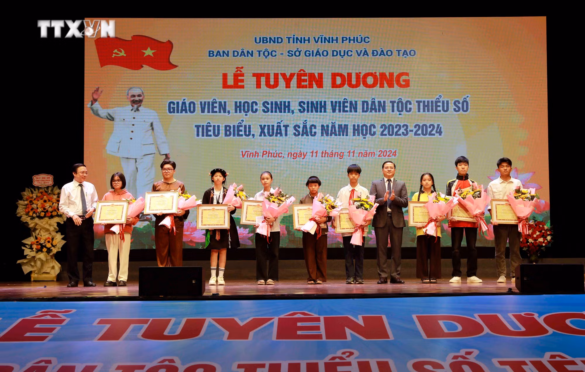 vna_potal_vinh_phuc_tuyen_duong_giao_vien_hoc_sinh_sinh_vien_dan_toc_thieu_so_tieu_bieu_xuat_sac_nam_hoc_2023-2024__7697655.jpg