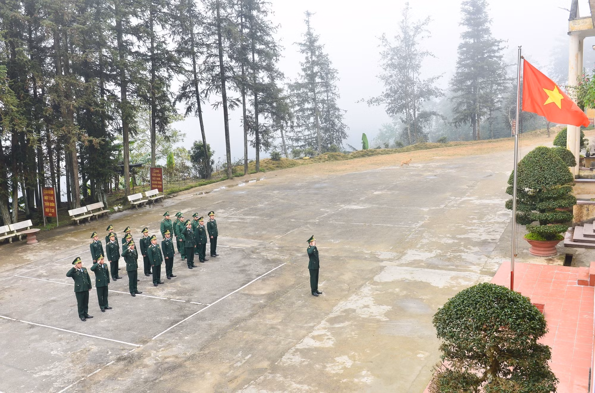 Cán bộ, chiến sĩ Đồn Biên phòng Thàng Tín thực hiện nghi thức chào cờ sáng mùng 1 Tết. Ảnh: Nam Thái - TTXVN