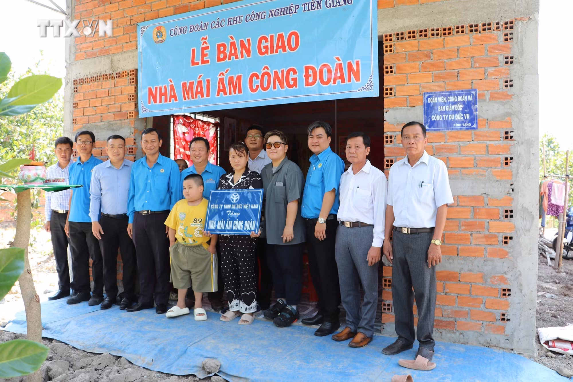 vna_potal_tien_giang_quan_tam_giai_quyet_kho_khan_ve_nha_o_cho_cong_nhan_vien_chuc_lao_dong_ngheo_7248171.jpg