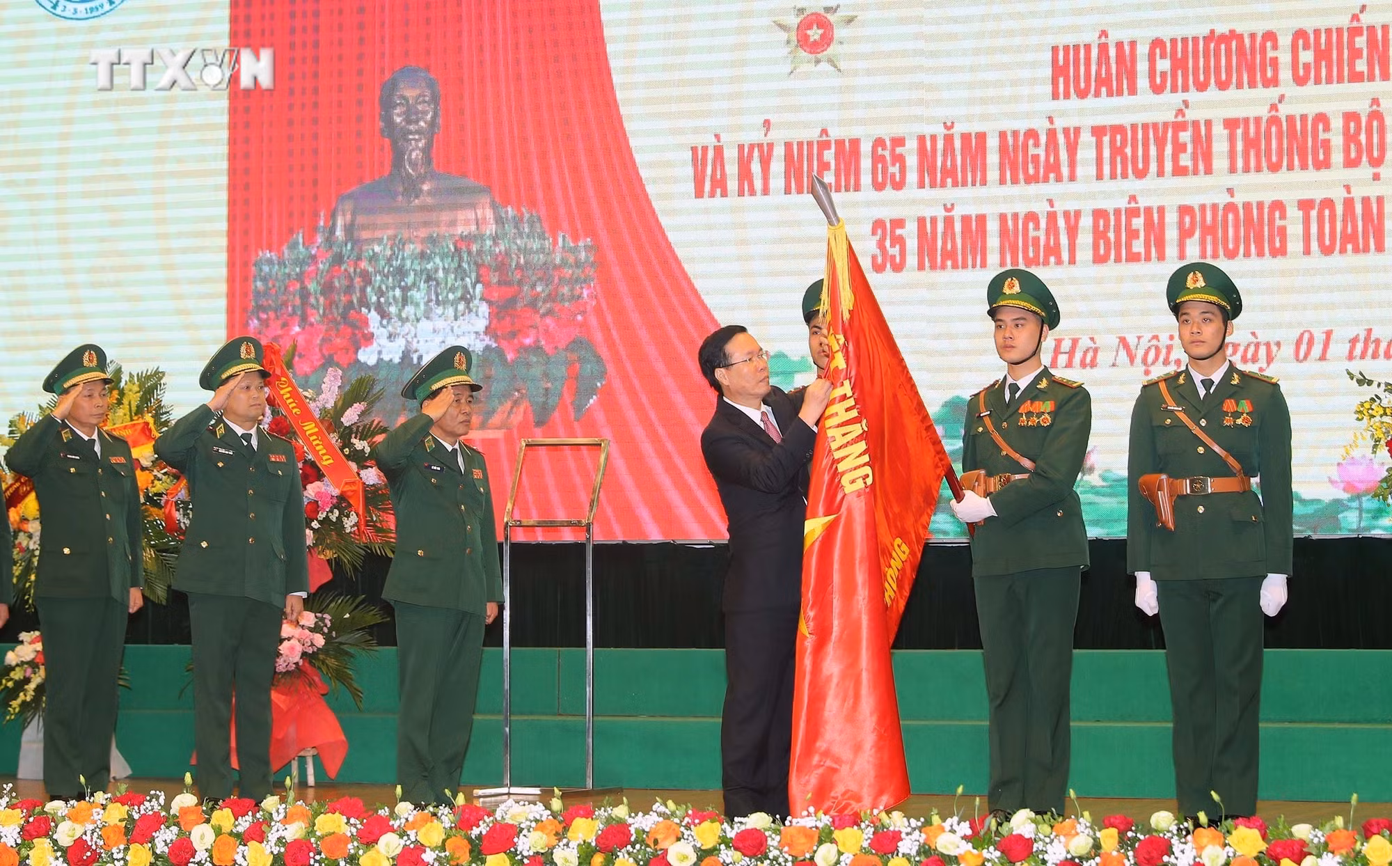 vna_potal_chu_tich_nuoc_vo_van_thuong_du_le_ky_niem_65_nam_ngay_truyen_thong_bo_doi_bien_phong_7249865.jpg