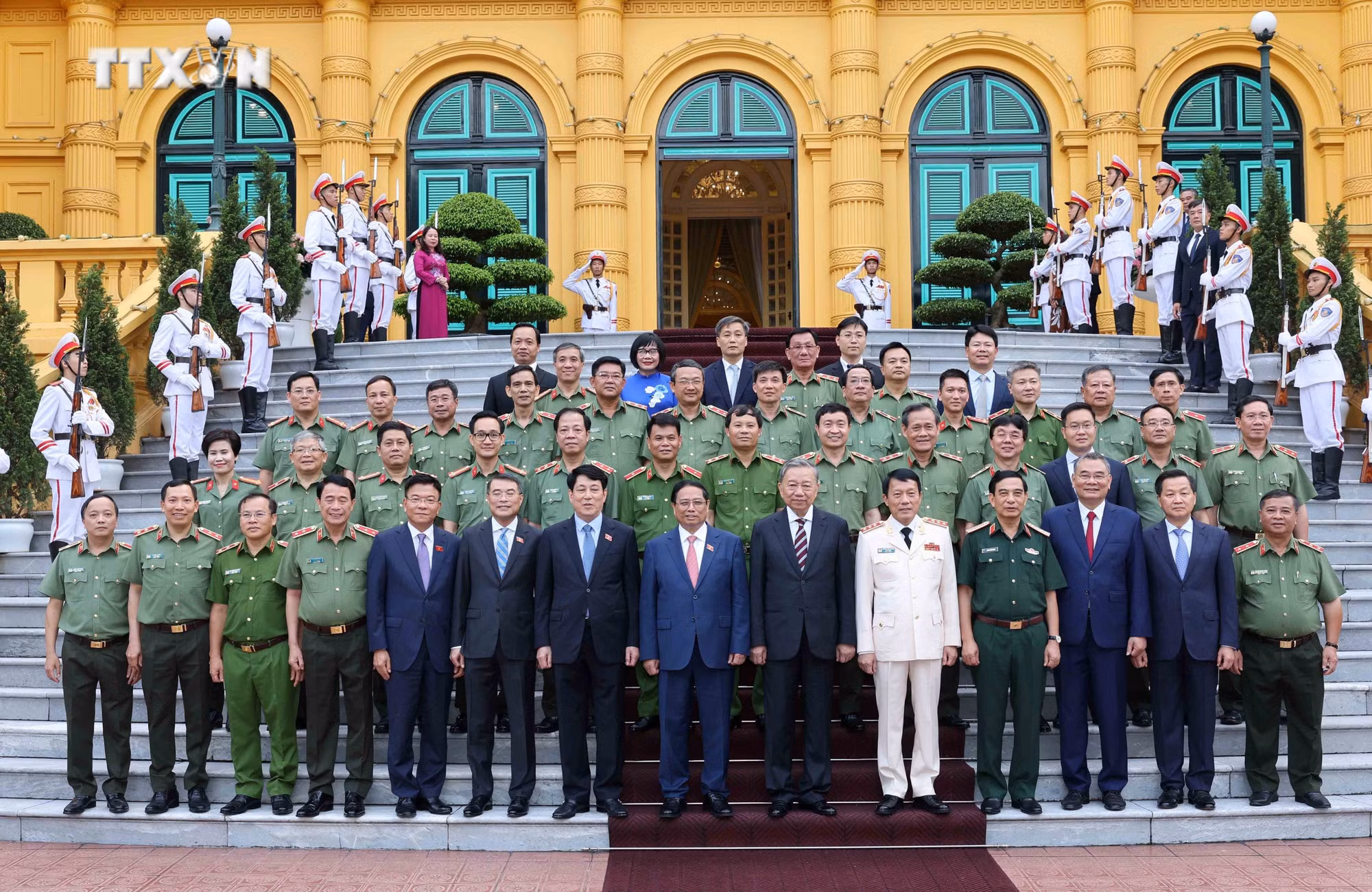 vna_potal_chu_tich_nuoc_to_lam_trao_quyet_dinh_bo_nhiem_cho_pho_thu_tuong_va_bo_truong_bo_cong_an_7417088.jpg