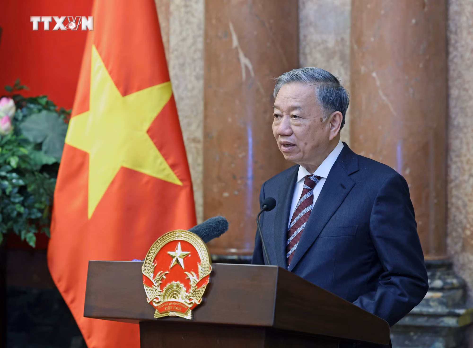 vna_potal_chu_tich_nuoc_to_lam_trao_quyet_dinh_bo_nhiem_cho_pho_thu_tuong_va_bo_truong_bo_cong_an_7417047.jpg