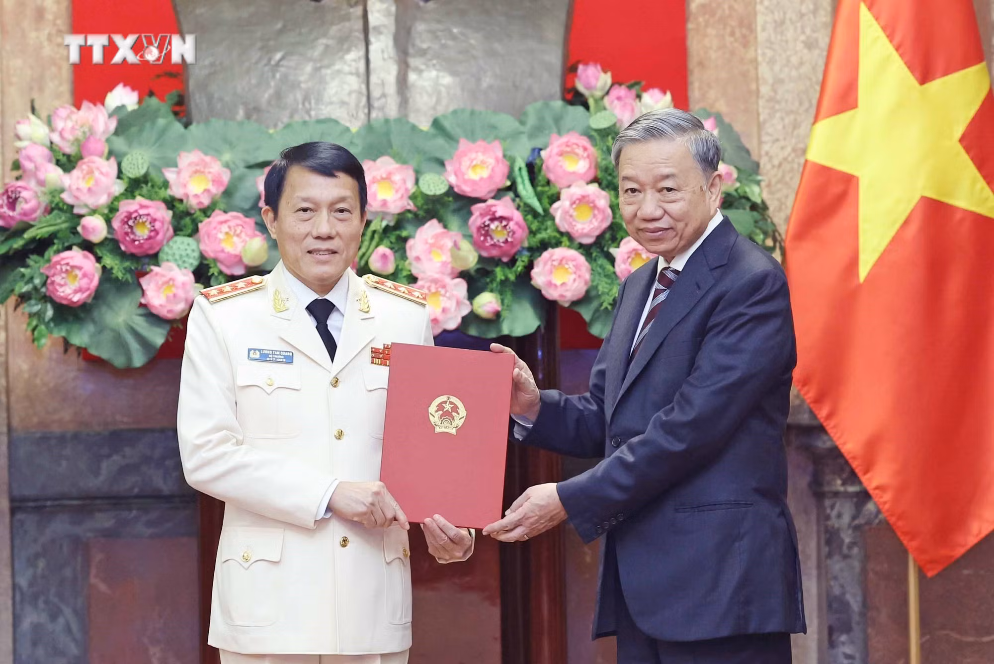 vna_potal_chu_tich_nuoc_to_lam_trao_quyet_dinh_bo_nhiem_cho_pho_thu_tuong_va_bo_truong_bo_cong_an_7417134.jpg