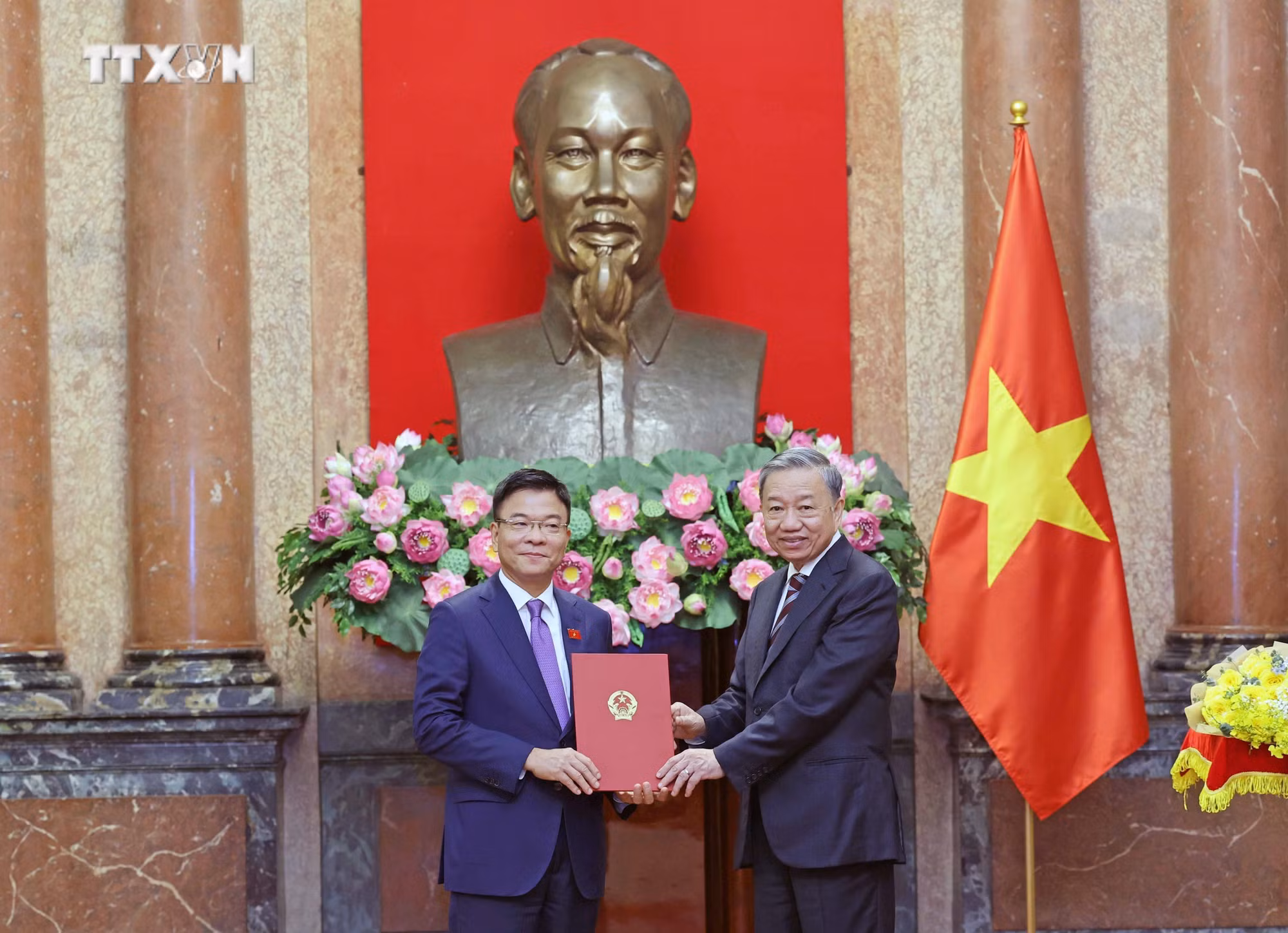 vna_potal_chu_tich_nuoc_to_lam_trao_quyet_dinh_bo_nhiem_cho_pho_thu_tuong_va_bo_truong_bo_cong_an_7417035.jpg
