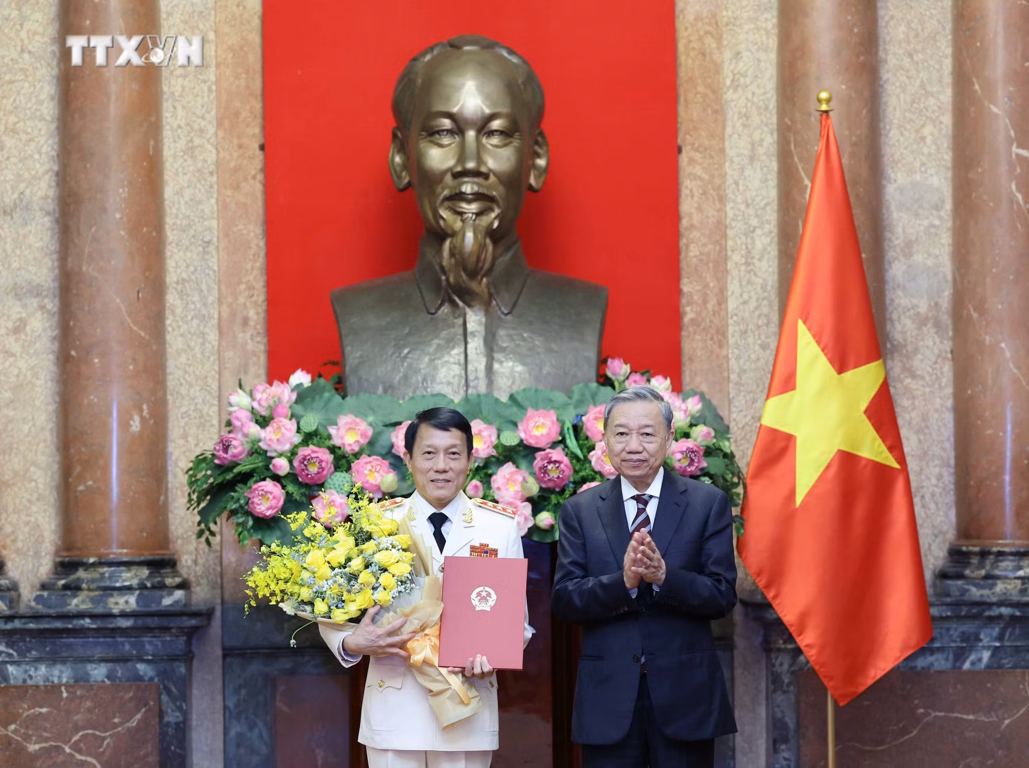 vna_potal_chu_tich_nuoc_to_lam_trao_quyet_dinh_bo_nhiem_cho_pho_thu_tuong_va_bo_truong_bo_cong_an_74170466.jpg