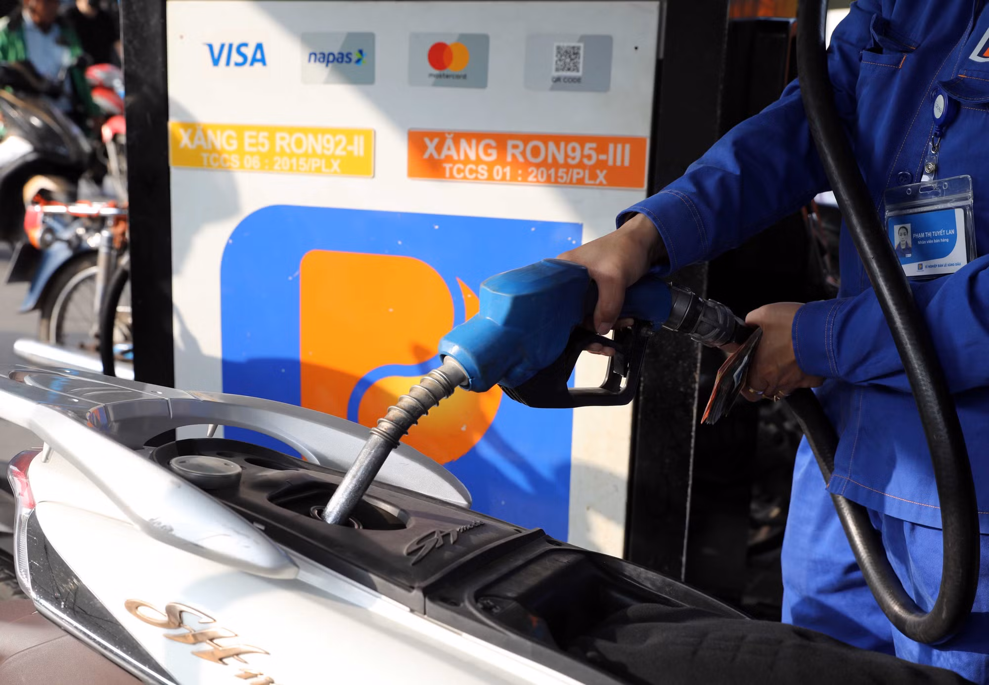 Mua bán xăng, dầu tại một điểm kinh doanh của Petrolimex. Ảnh: Trần Việt - TTXVN