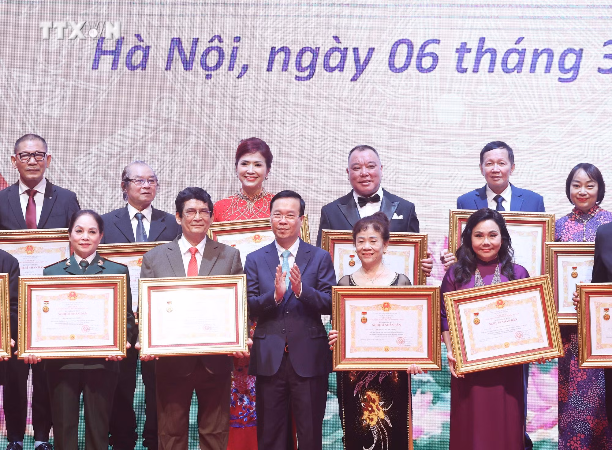 vna_potal_chu_tich_nuoc_du_le_trao_tang_danh_hieu_“nghe_si_nhan_dan”_“nghe_si_uu_tu”_lan_thu_10_7257203.jpg