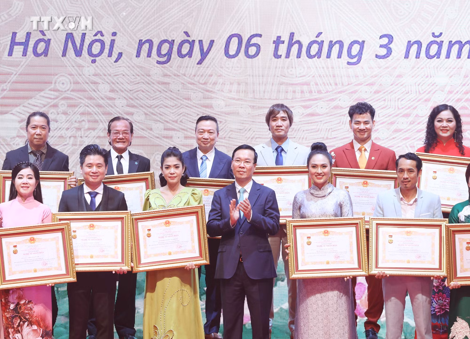 vna_potal_chu_tich_nuoc_du_le_trao_tang_danh_hieu_“nghe_si_nhan_dan”_“nghe_si_uu_tu”_lan_thu_10_7257201.jpg