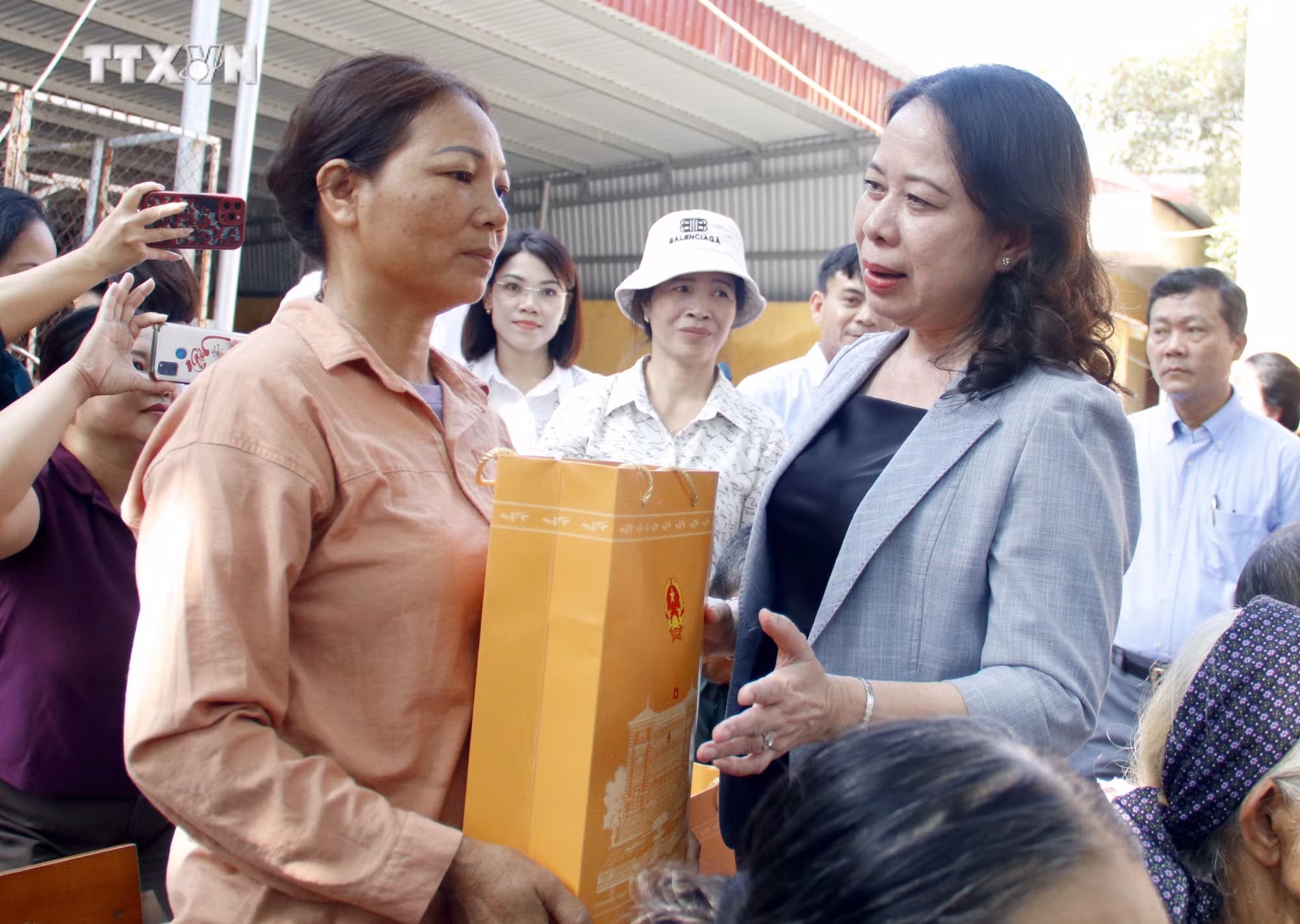 vna_potal_pho_chu_tich_nuoc_vo_thi_anh_xuan_tham_nguoi_dan_bi_anh_huong_do_bao_lut_tai_bac_giang_7593297.jpg