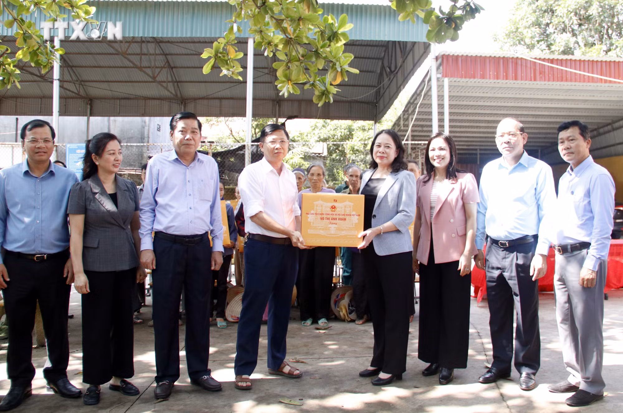 vna_potal_pho_chu_tich_nuoc_vo_thi_anh_xuan_tham_nguoi_dan_bi_anh_huong_do_bao_lut_tai_bac_giang_7593310.jpg