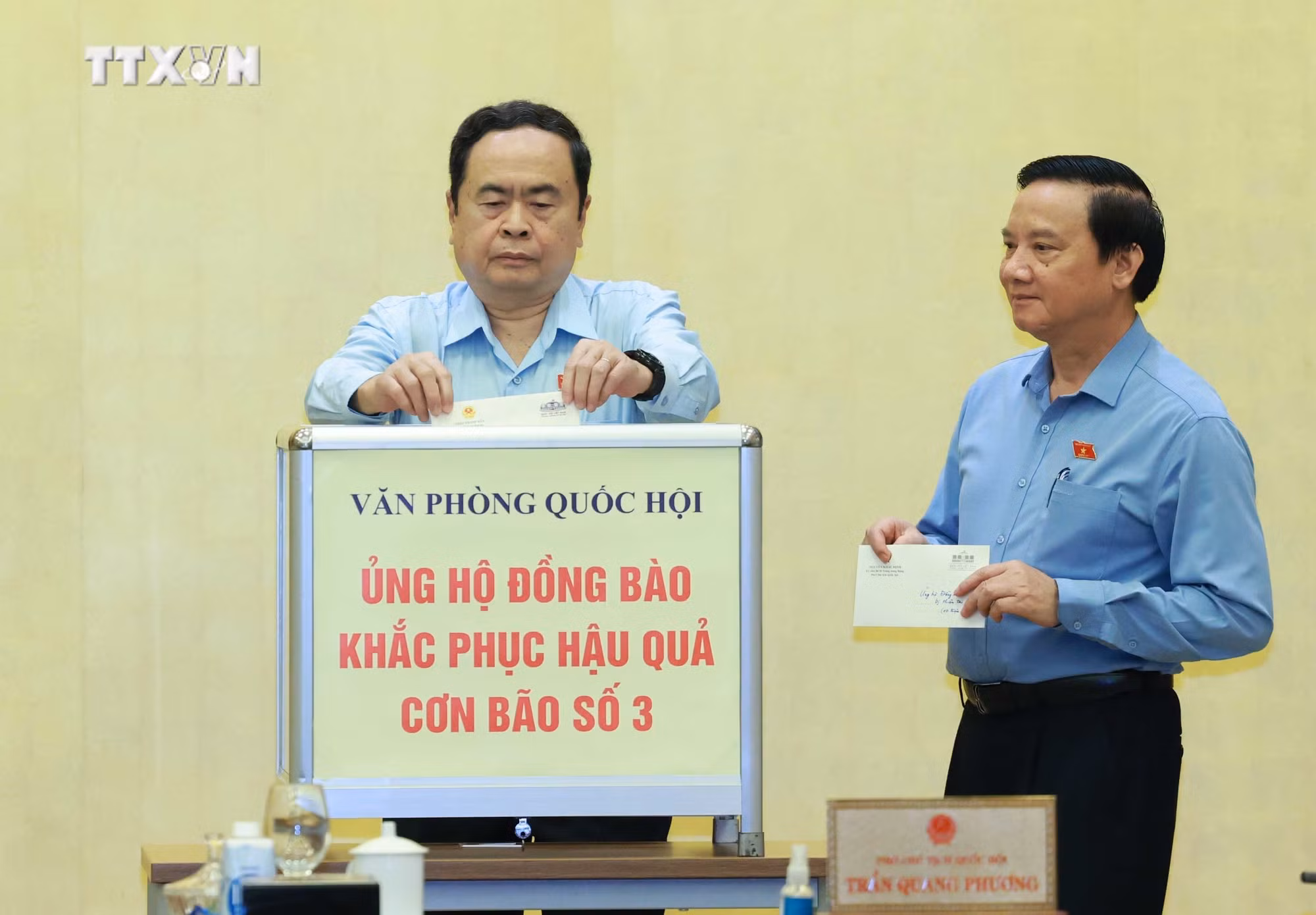 vna_potal_van_phong_quoc_hoi_quyen_gop_ung_ho_dong_bao_khac_phuc_hau_qua_bao_so_3_7589968 (1).jpg