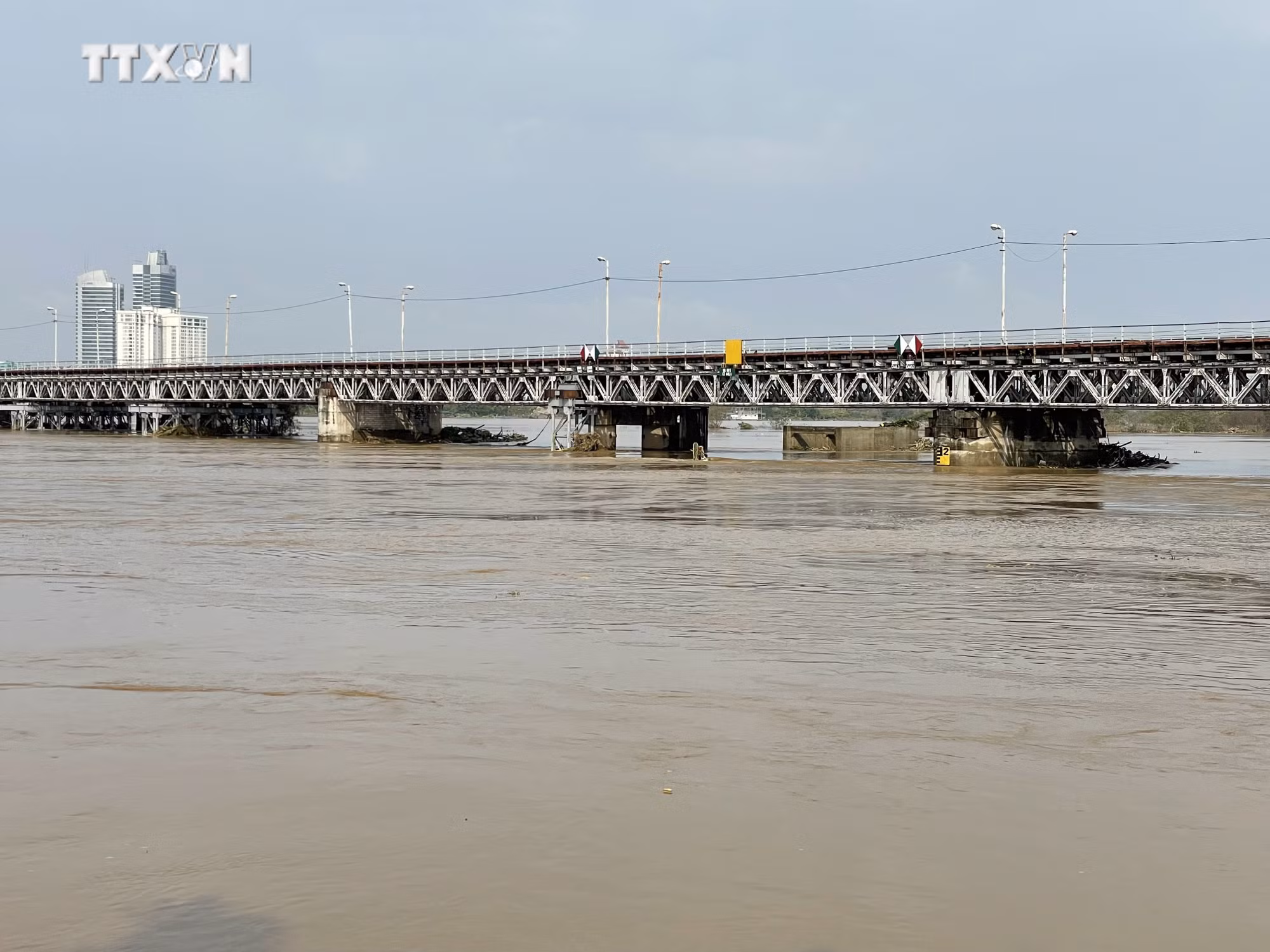 vna_potal_muc_nuoc_song_hong_song_duong_dang_xuong_ha_noi_rut_bao_dong_2_7592639.jpeg
