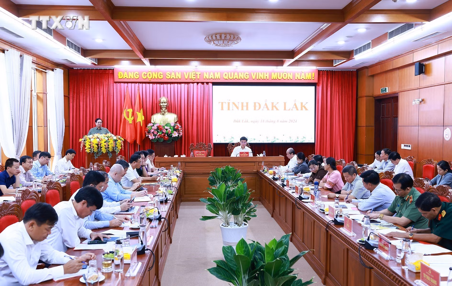 vna_potal_thu_tuong_pham_minh_chinh_lam_viec_voi_lanh_dao_tinh_dak_lak_7544214.jpg