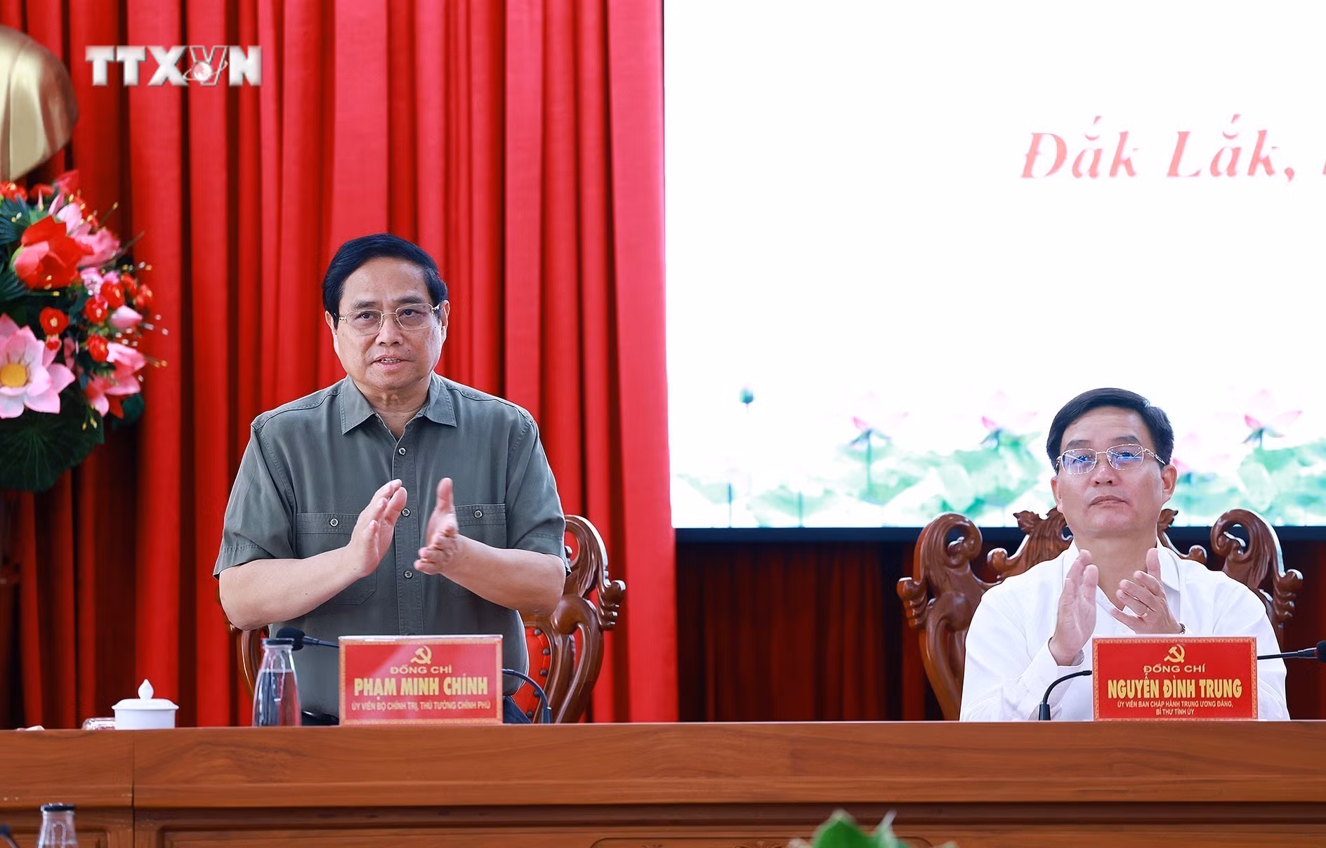 vna_potal_thu_tuong_pham_minh_chinh_lam_viec_voi_lanh_dao_tinh_dak_lak__7544039.jpg