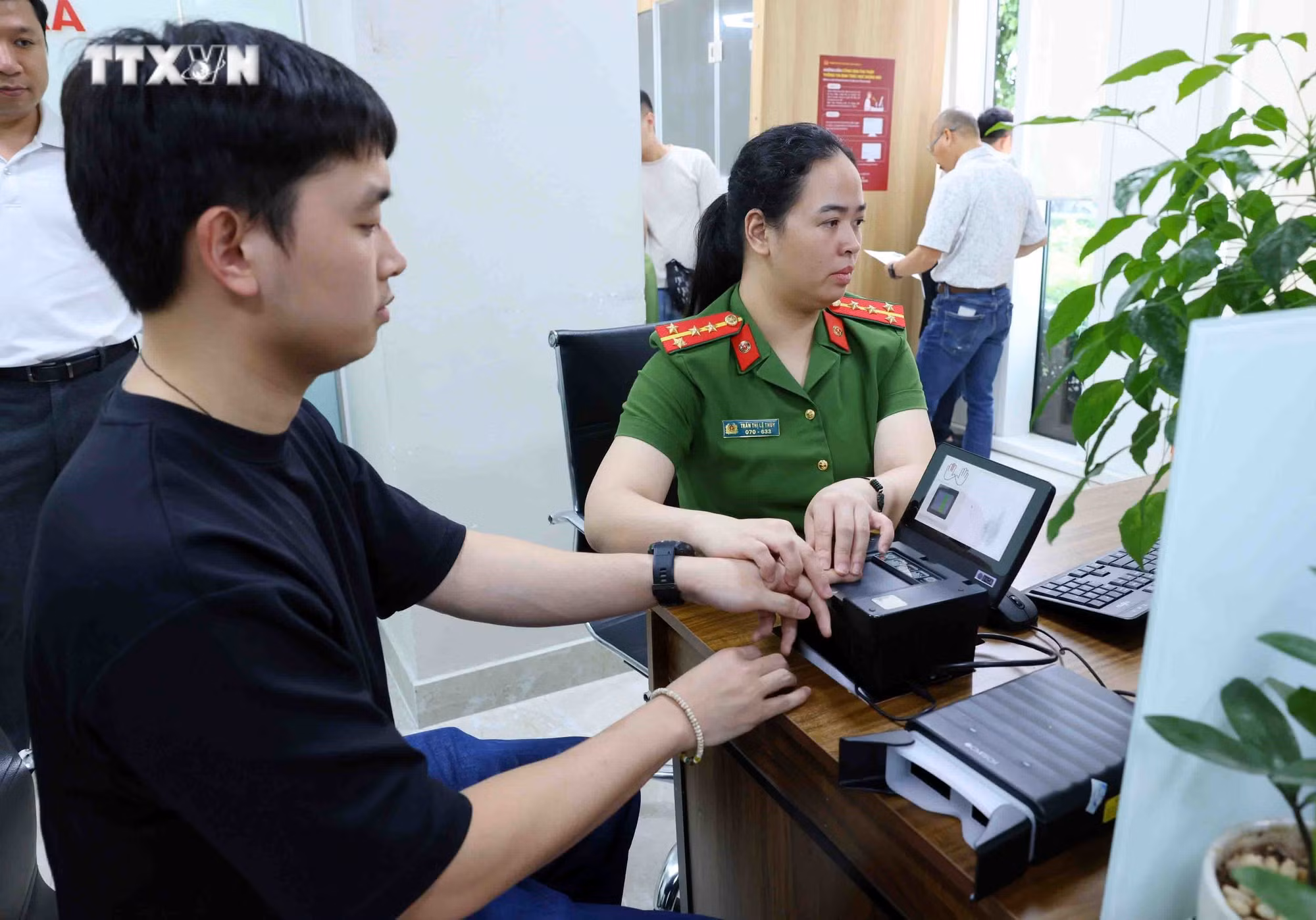 vna_potal_le_phat_dong_trien_khai_luat_can_cuoc_nam_2023_va_cong_bo_dich_vu_xac_thuc_dien_tu_tu_ngay_17_7459687.jpg
