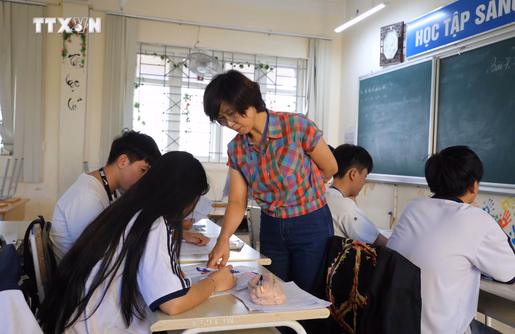 vna_potal_guong_giao_vien_day_lich_su_tieu_bieu_7710659.jpg