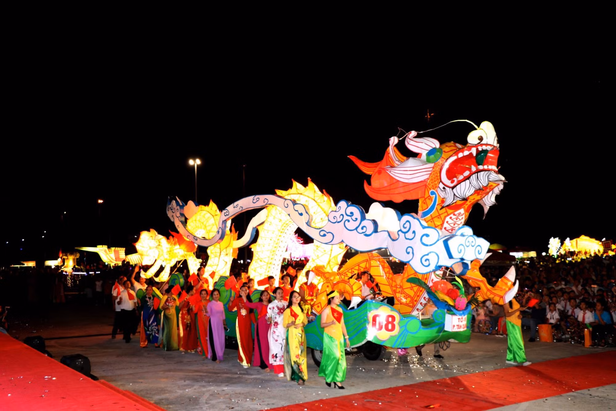 Mô hình Rồng vàng huyền thoại của tổ 6, phường Tân Quang, thành phố Tuyên Quang. Ảnh: Thu Huyền