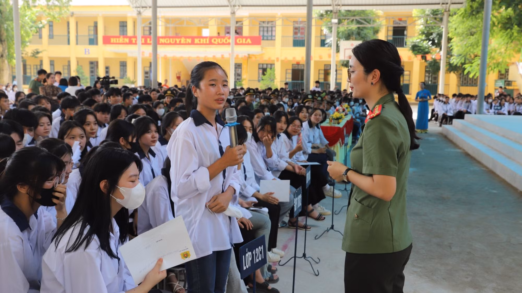 Chương trình tuyên truyền phòng, chống tội phạm mua bán người cho học sinh và cán bộ, giáo viên Trường THPT Sơn Dương, huyện Sơn Dương, Tuyên Quang. Ảnh: Thu Huyền