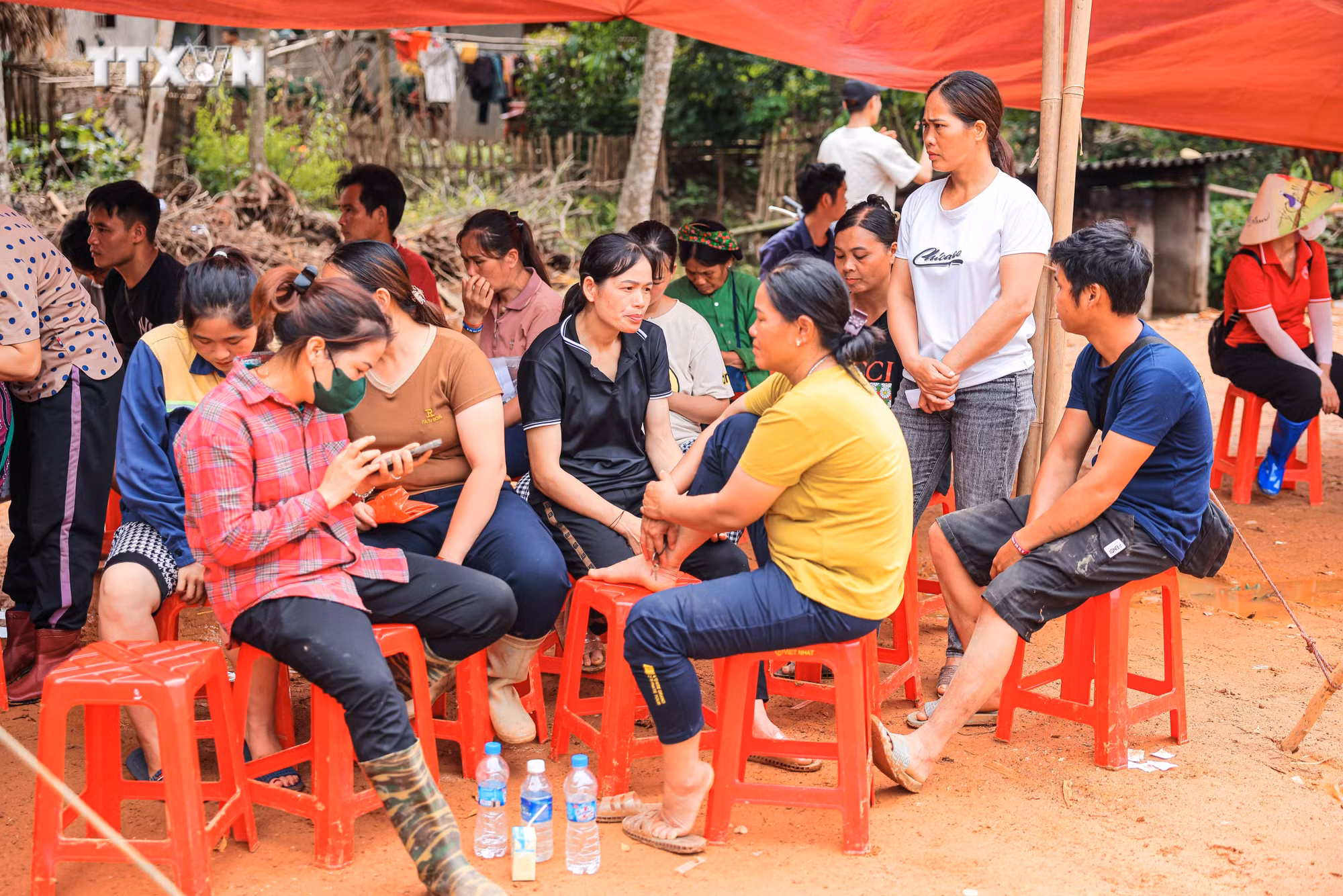vna_potal_lao_cai_khan_truong_trien_khai_xay_dung_noi_o_tam_cho_nguoi_dan_thon_lang_nu_7600478.jpg