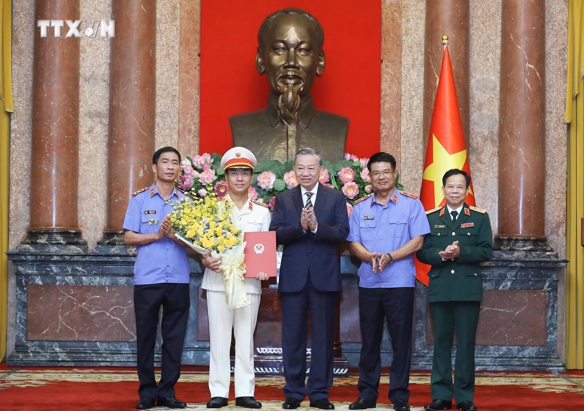 vna_potal_tong_bi_thu_chu_tich_nuoc_trao_quyet_dinh_bo_nhiem_pho_vien_truong_vien_ksnd_toi_cao_7598206.jpg
