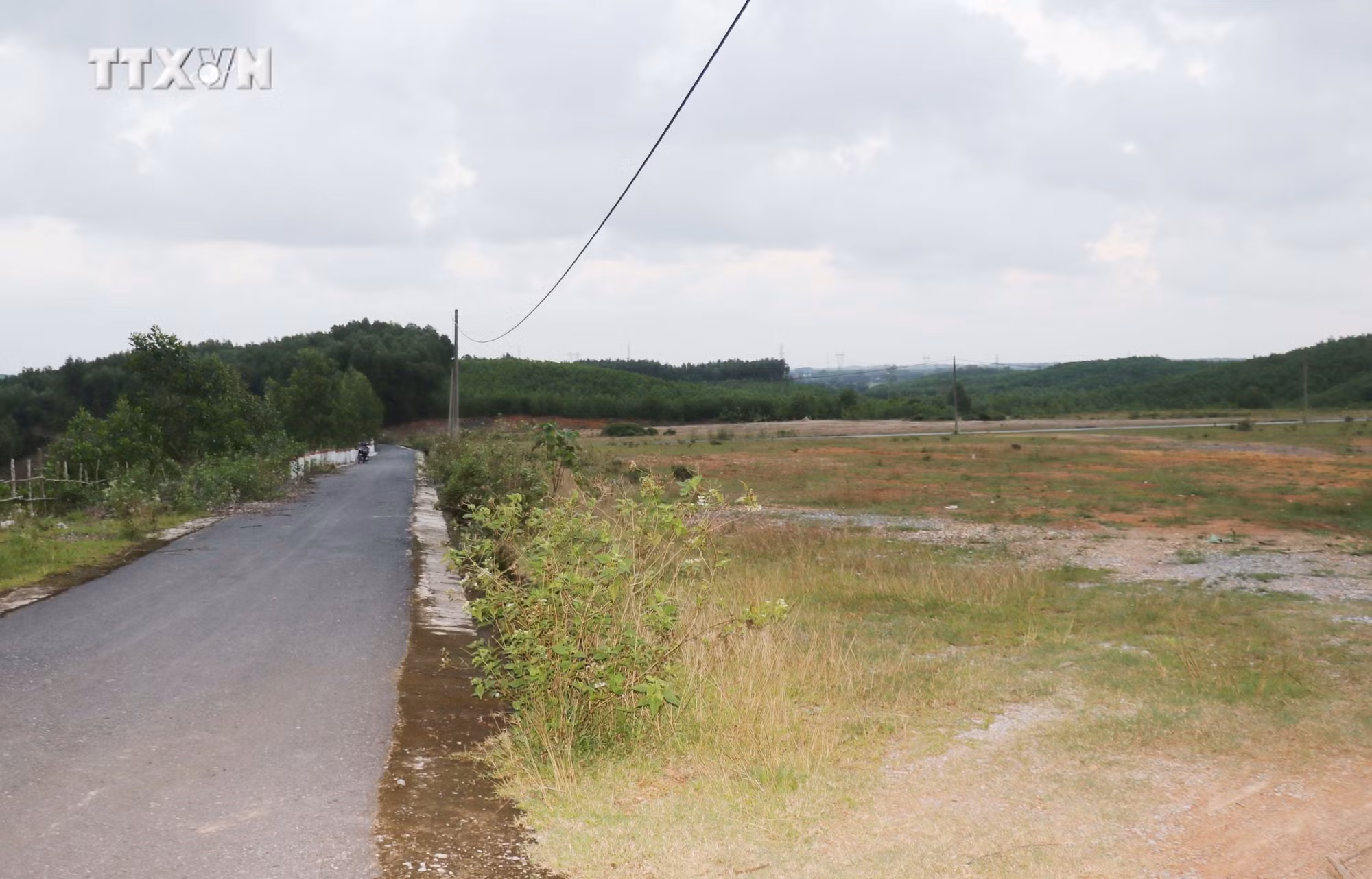 vna_potal_quang_tri_kho_khan_trong_viec_di_doi_dan_o_vung_sat_lo_ra_khu_tai_dinh_cu_7736137.jpg