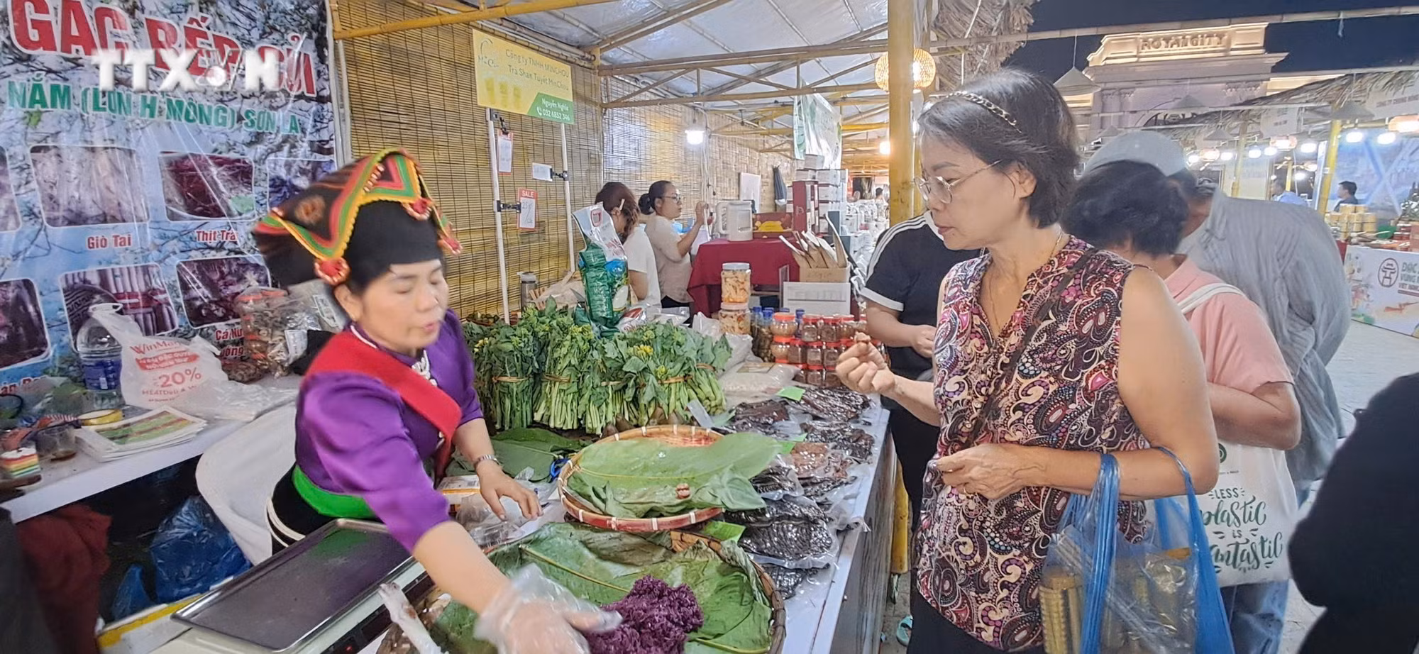 vna_potal_ha_noi_250_gian_hang_tai_hoi_cho_dac_san_vung_mien_viet_nam____7716437.jpg