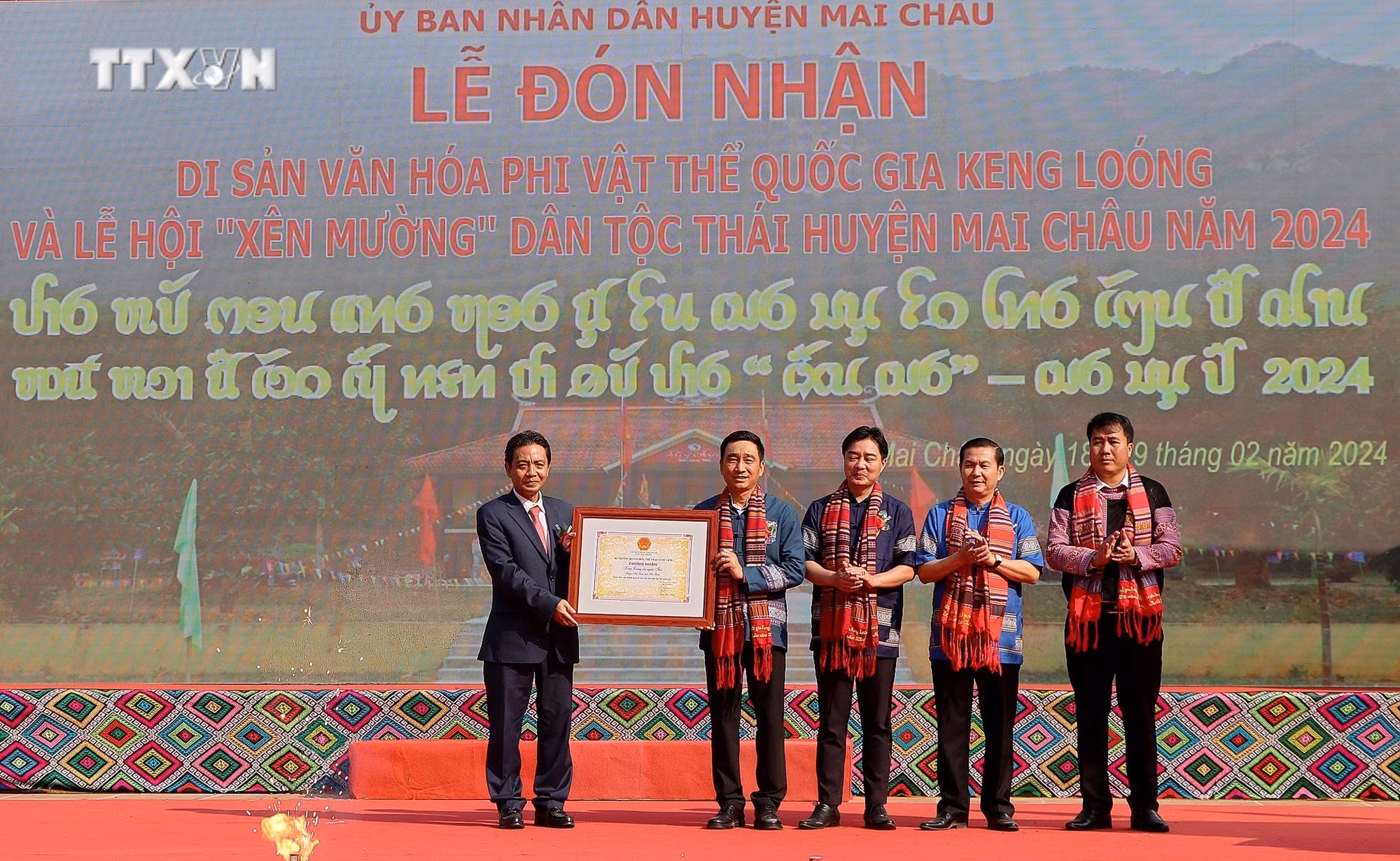 vna_potal_hoa_binh_don_nhan_di_san_van_hoa_phi_vat_the_quoc_gia_keng_loong_va_mo_hoi_“xen_muong”_7231850.jpg