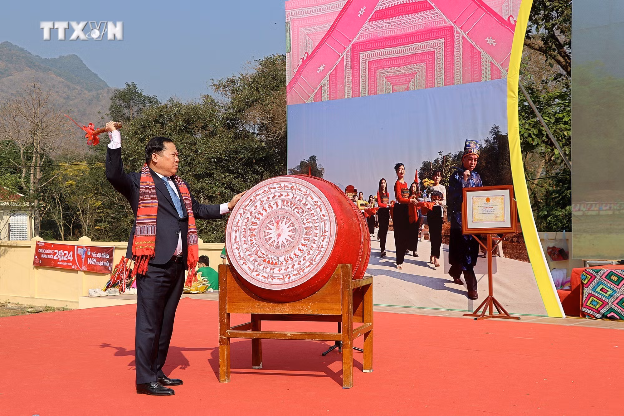 vna_potal_hoa_binh_don_nhan_di_san_van_hoa_phi_vat_the_quoc_gia_keng_loong_va_mo_hoi_“xen_muong”_7231832.jpg