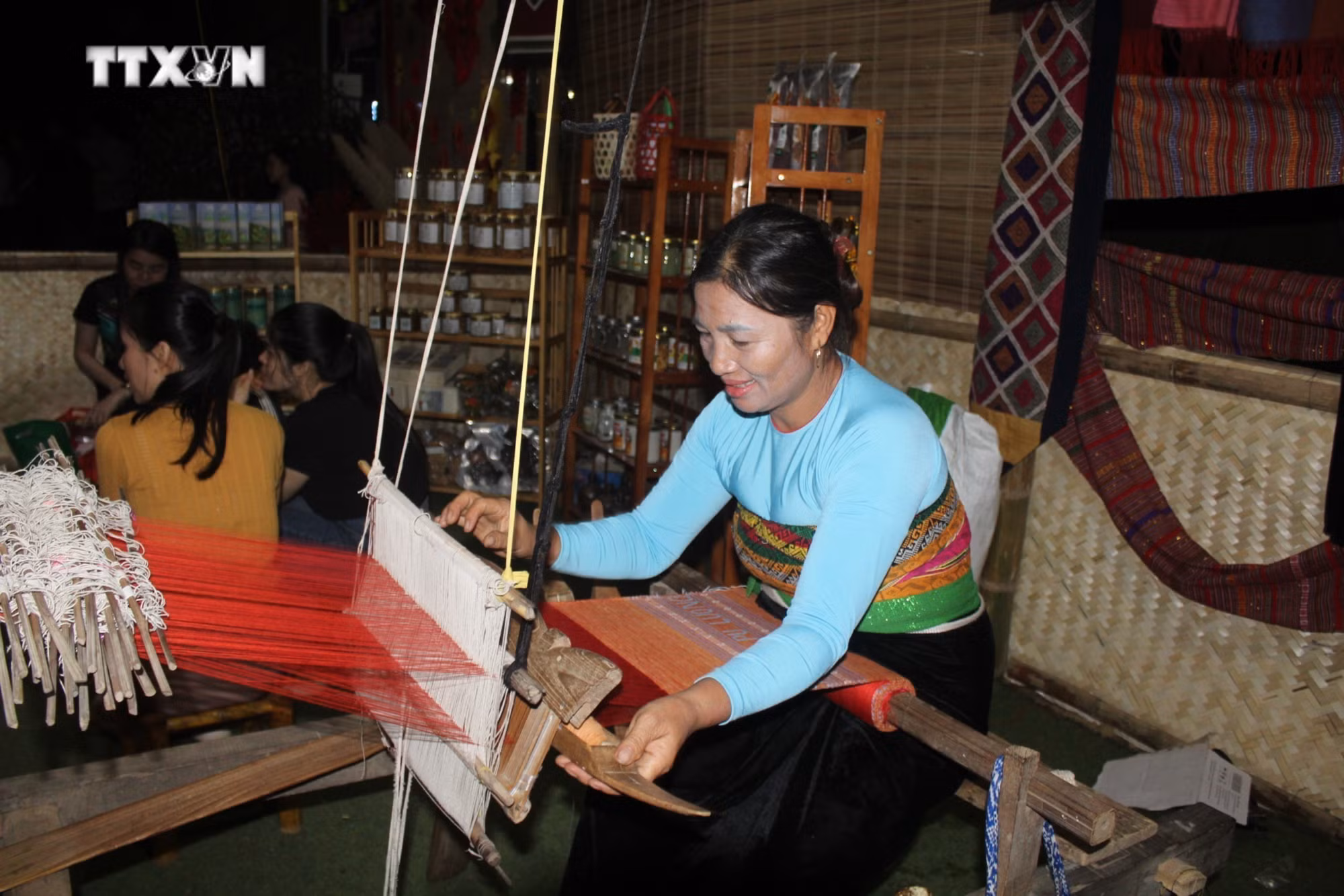vna_potal_don_nhan_di_san_van_hoa_phi_vat_the_quoc_gia_le_hoi_muong_kho_7231716.jpg