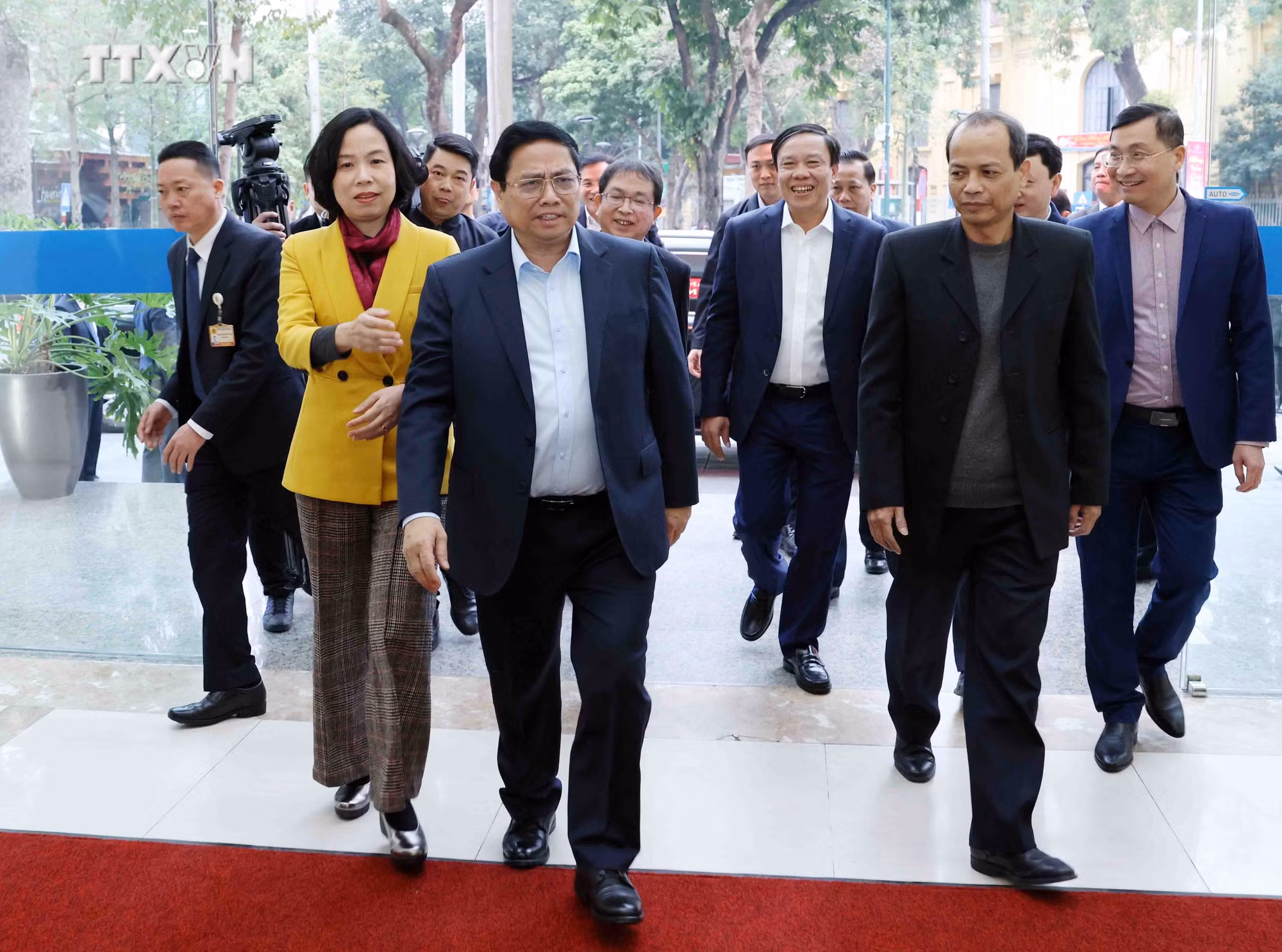 vna_potal_thu_tuong_pham_minh_chinh_kiem_tra_cong_tac_truc_thong_tin_va_chuc_tet_tai_ttxvn_7220219.jpg