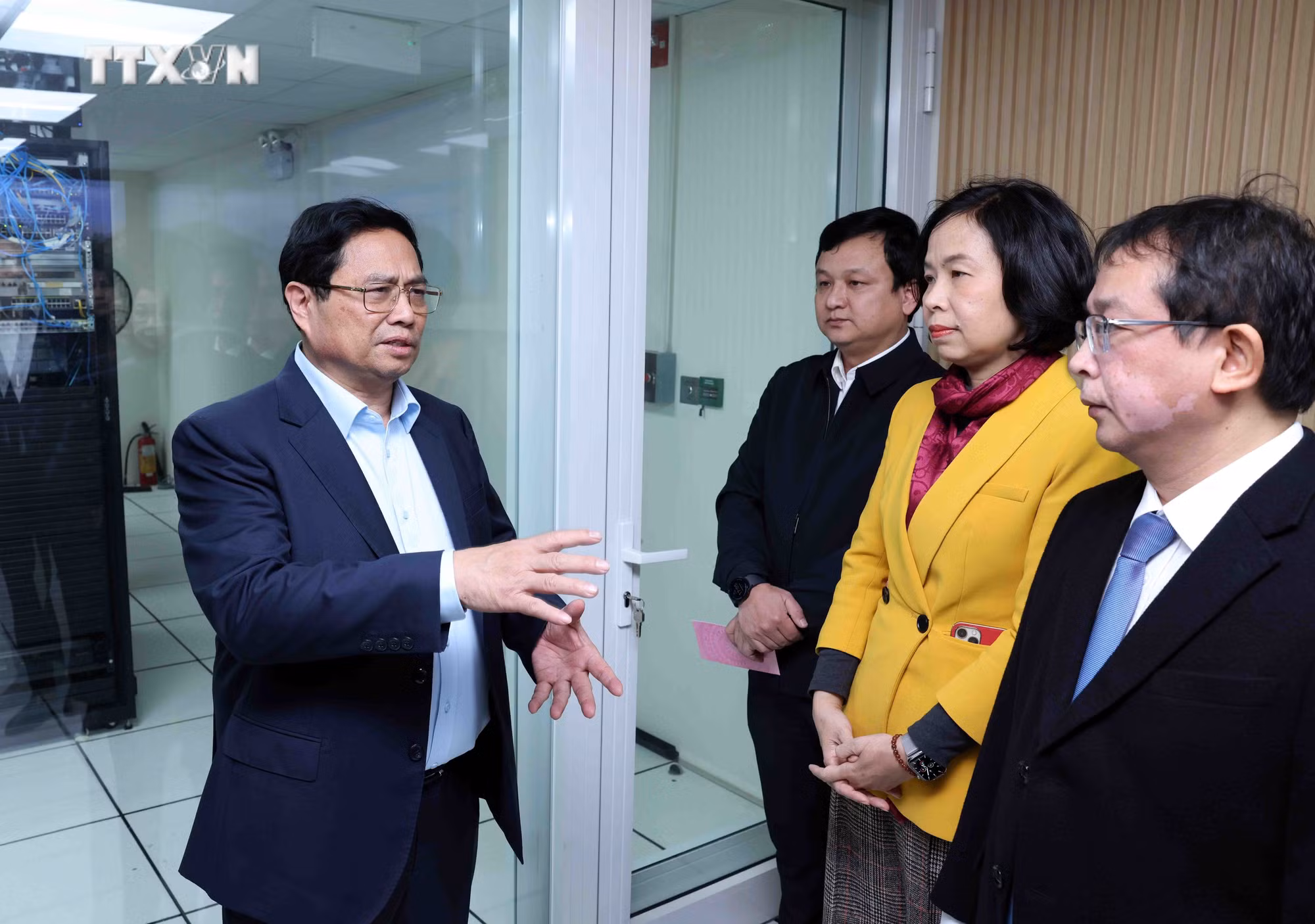 vna_potal_thu_tuong_pham_minh_chinh_kiem_tra_cong_tac_truc_thong_tin_va_chuc_tet_tai_ttxvn_7220221.jpg