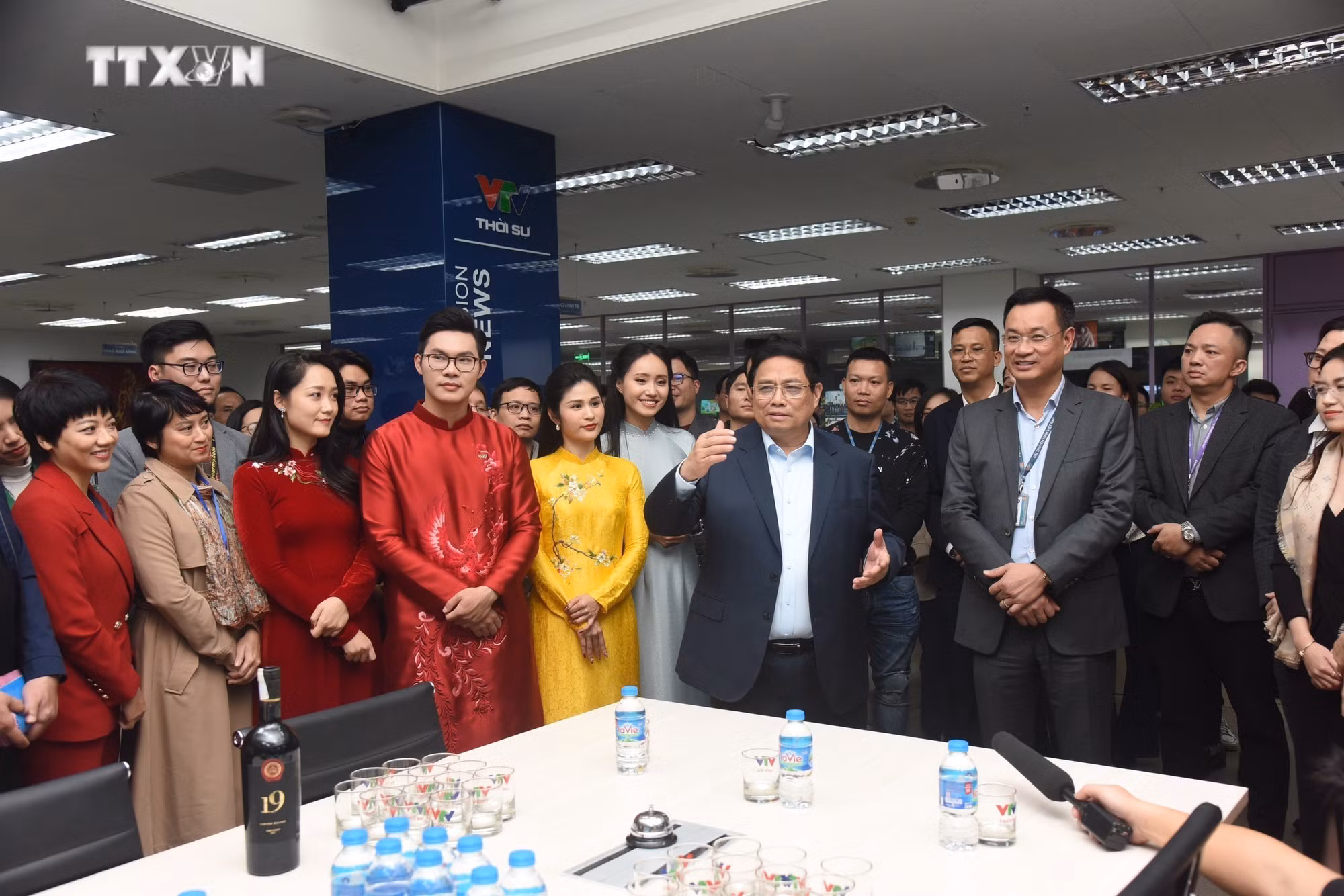 vna_potal_thu_tuong_kiem_tra_cong_tac_truc_thong_tin_cua_ttxvn_vtv_va_vov_7220350.jpeg