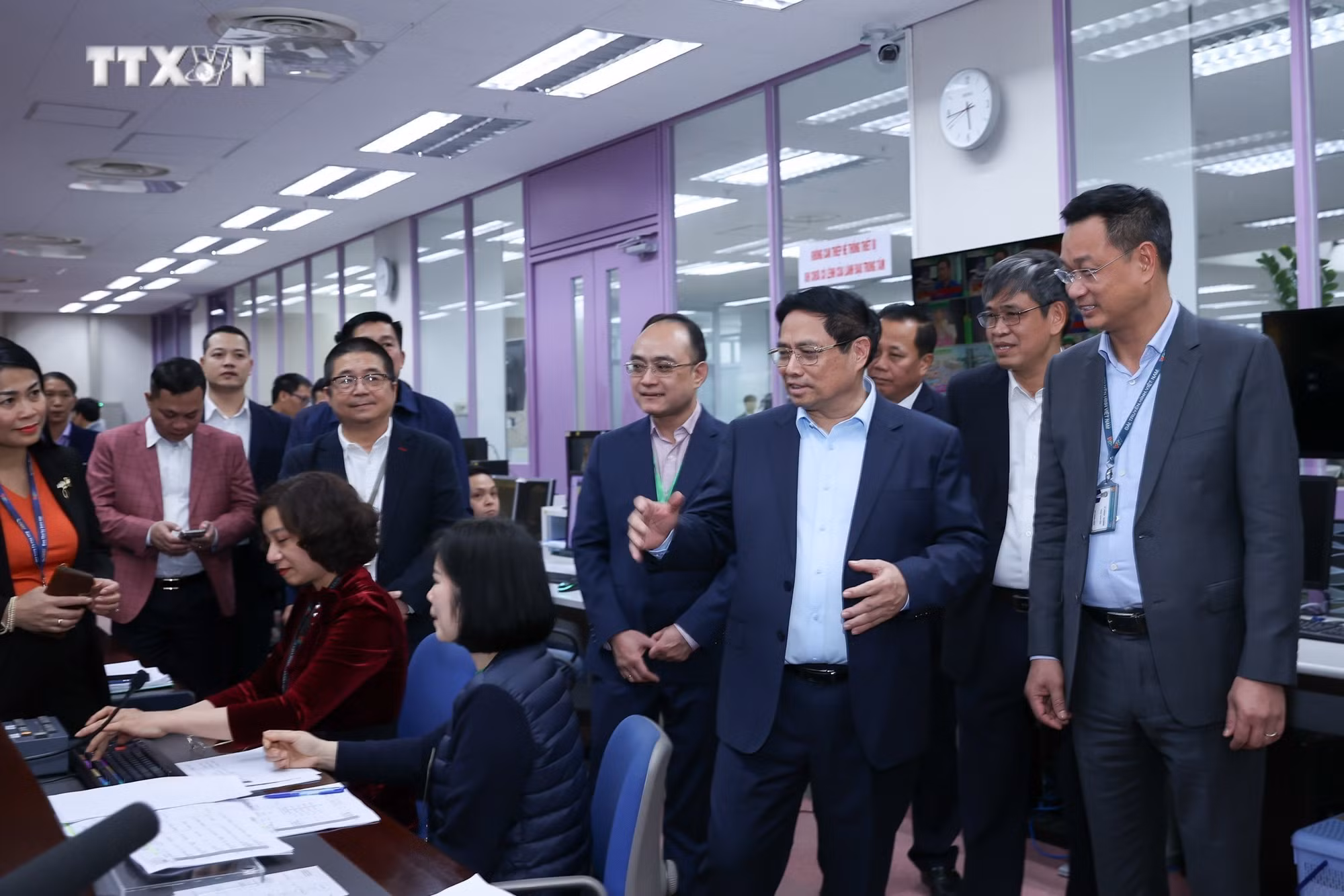 vna_potal_thu_tuong_kiem_tra_cong_tac_truc_thong_tin_cua_ttxvn_vtv_va_vov_7220348.jpeg