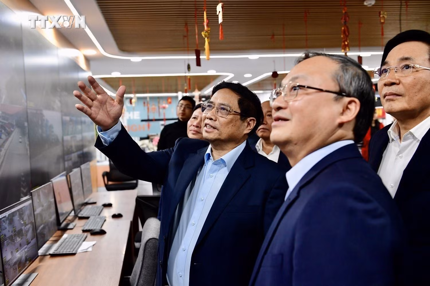 vna_potal_thu_tuong_kiem_tra_cong_tac_truc_thong_tin_cua_ttxvn_vtv_va_vov_7220341.jpeg